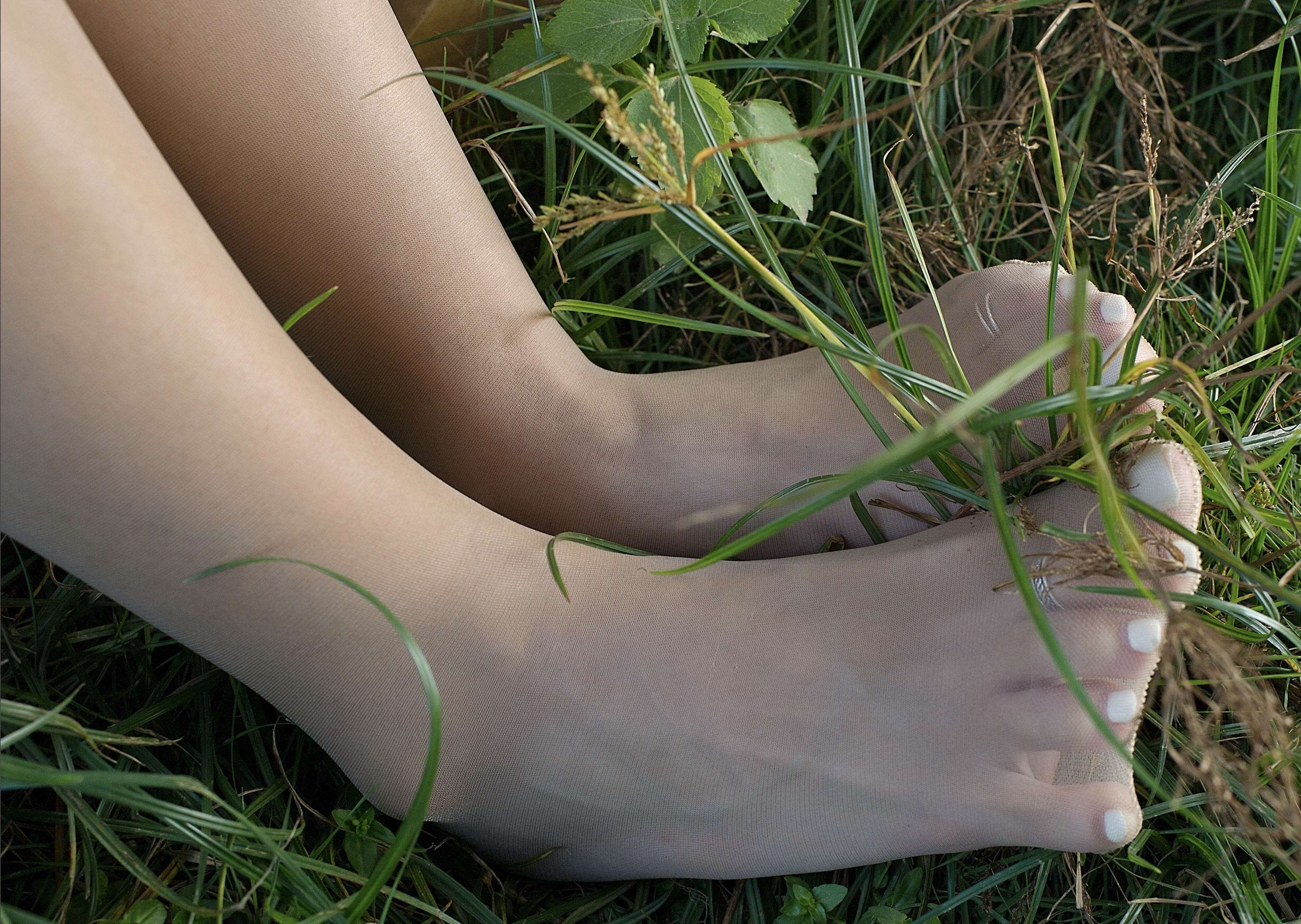 《夕阳下的丝足少女》作品图