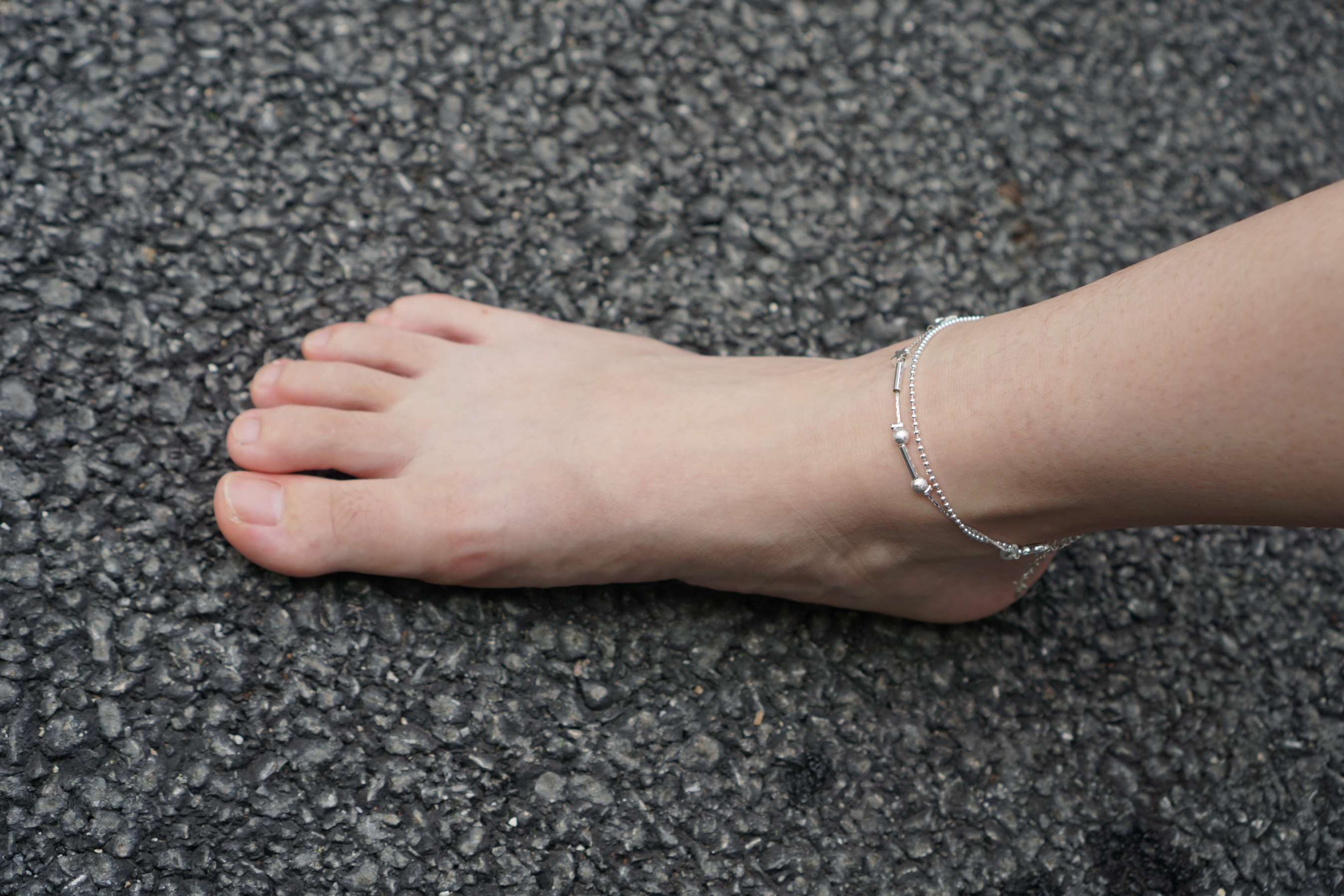 《三位美女脱下运动鞋展嫩足》作品图