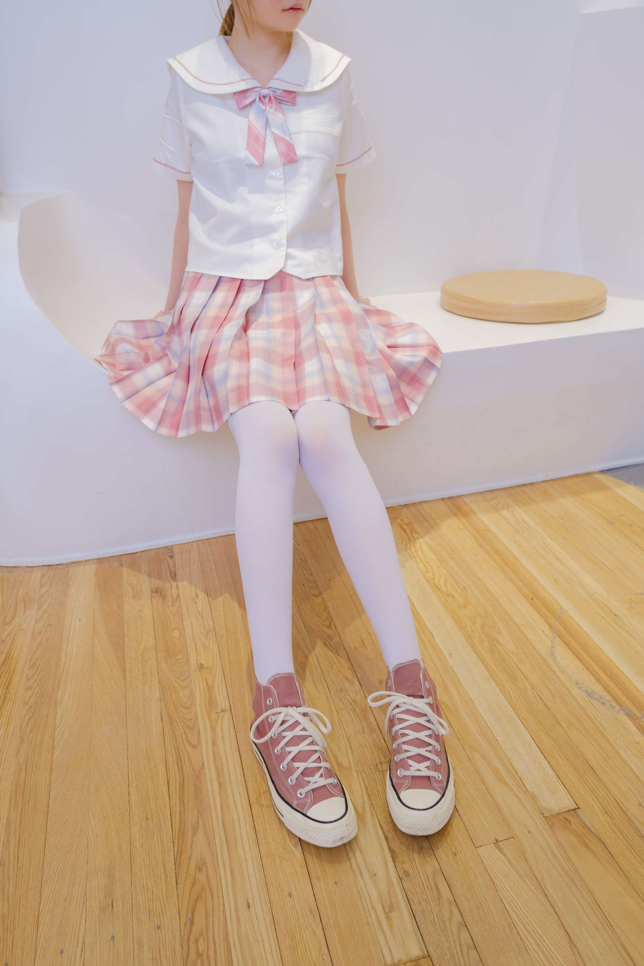 《学妹帆布鞋の白丝足》作品图