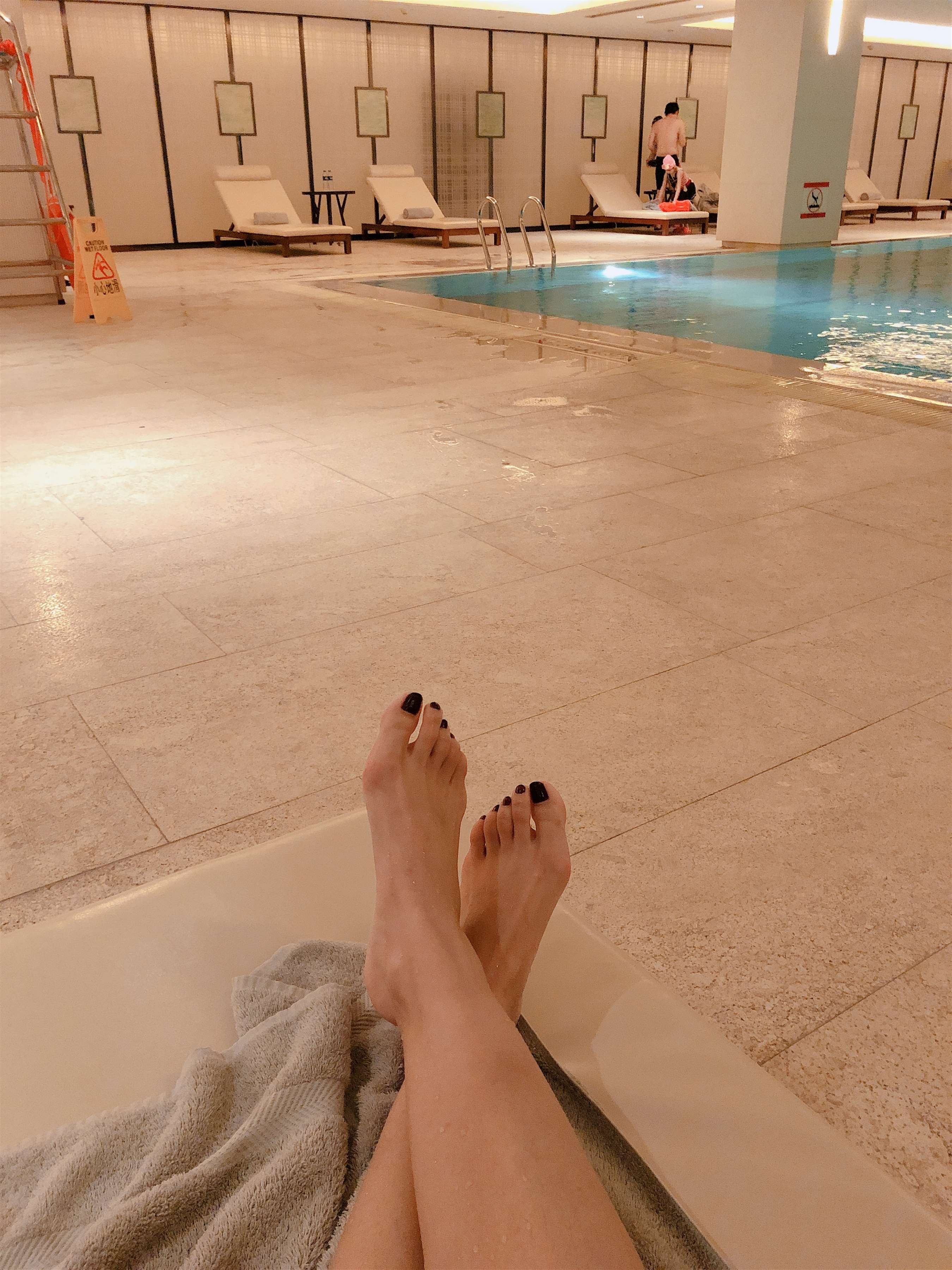 《游泳馆里的裸足》作品图