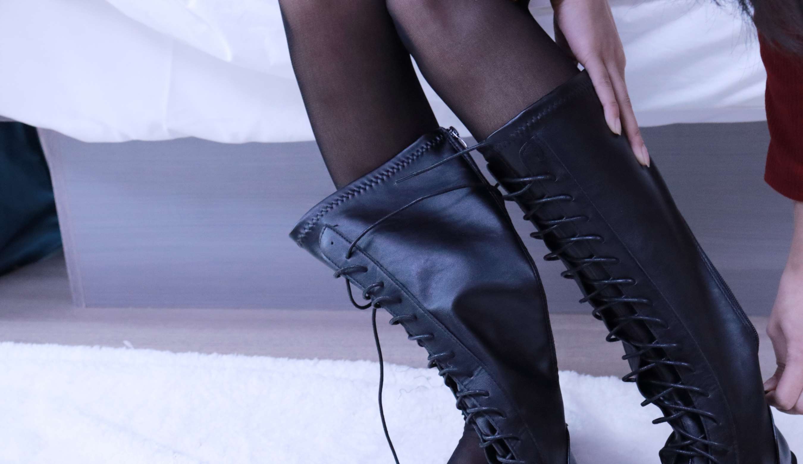 《依依~酒红连衣裙の黑丝脚丫》作品图