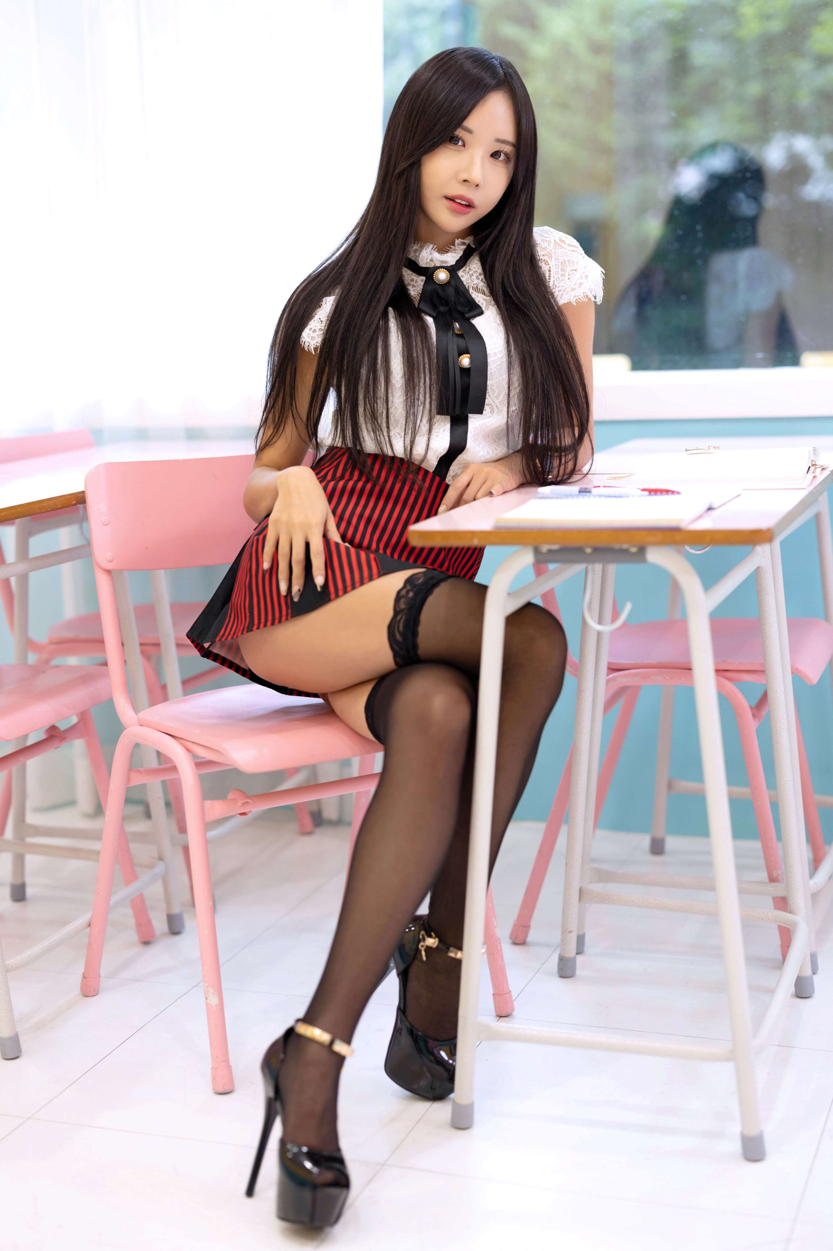 《Habin课桌展高跟の黑丝脚丫》作品图