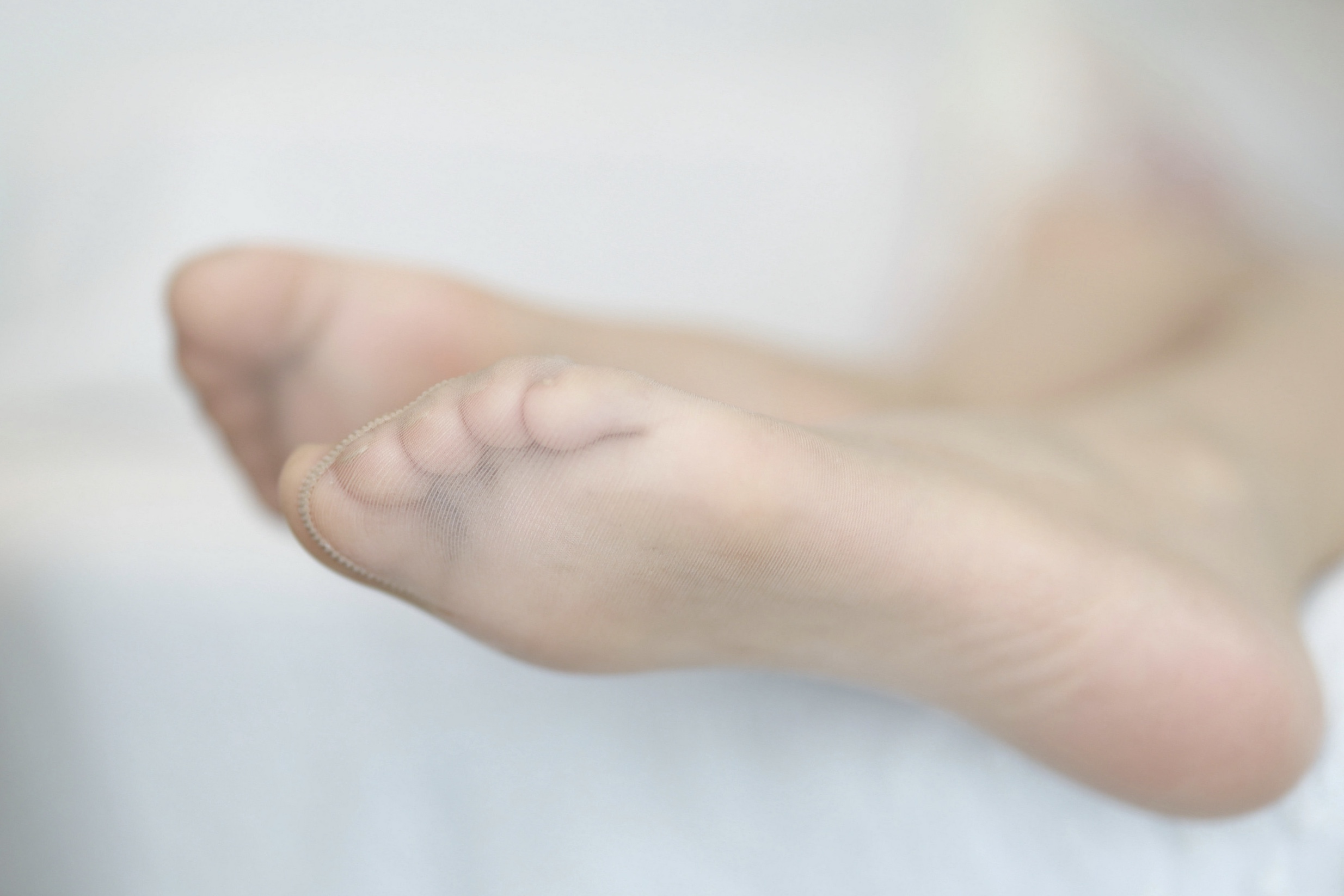 《白色连衣裙の高跟肉丝脚丫》作品图