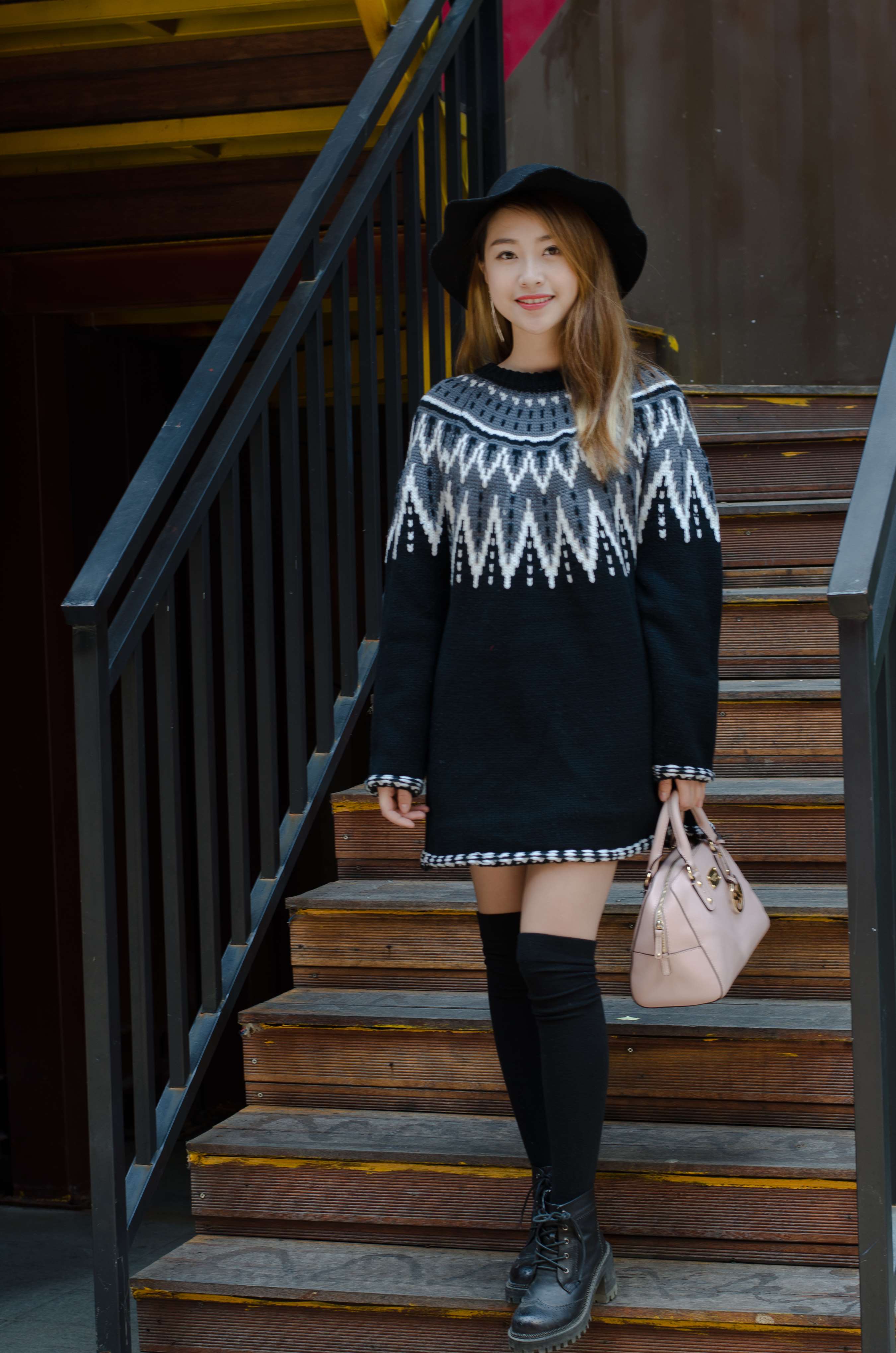 《咖啡厅毛衣短靴の肉丝脚丫》作品图