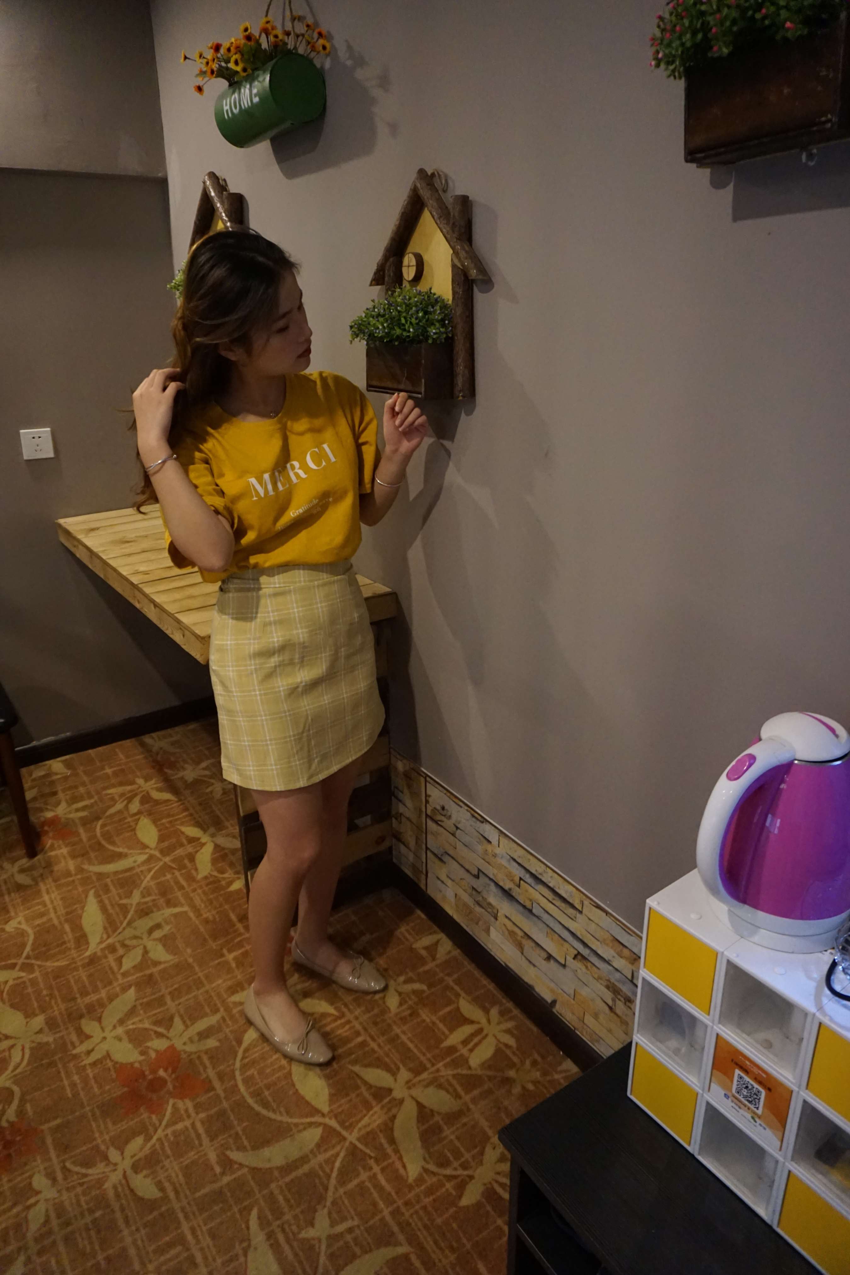 《牛仔热裤裸足少女》作品图