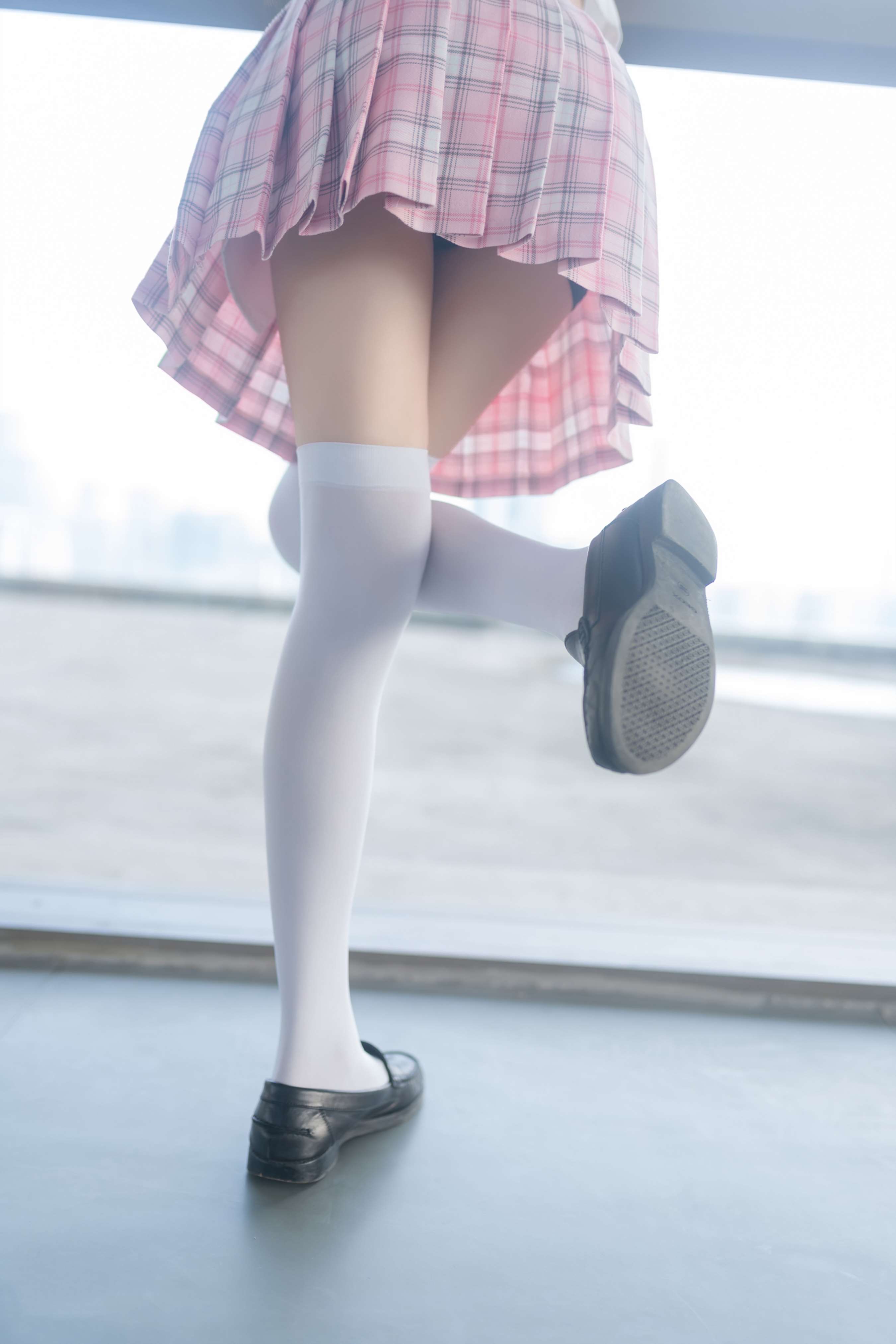 《过膝白丝百褶裙》作品图