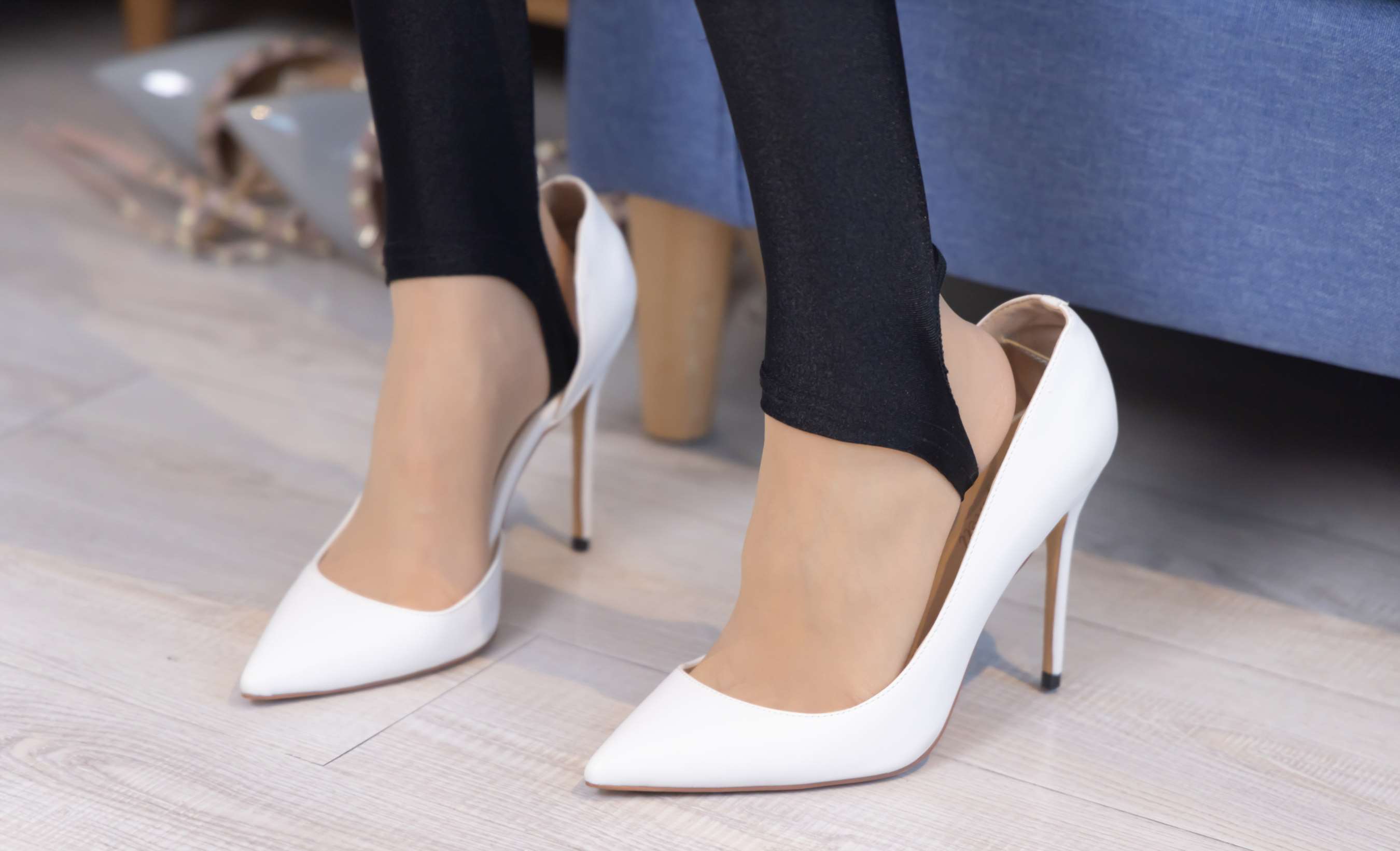 《稚予-两双高跟鞋、肉丝、踩脚裤》作品图