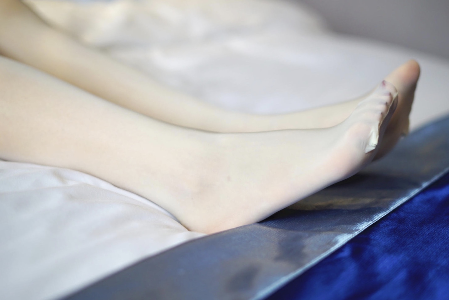 《蓝裙の丝足脚丫》作品图