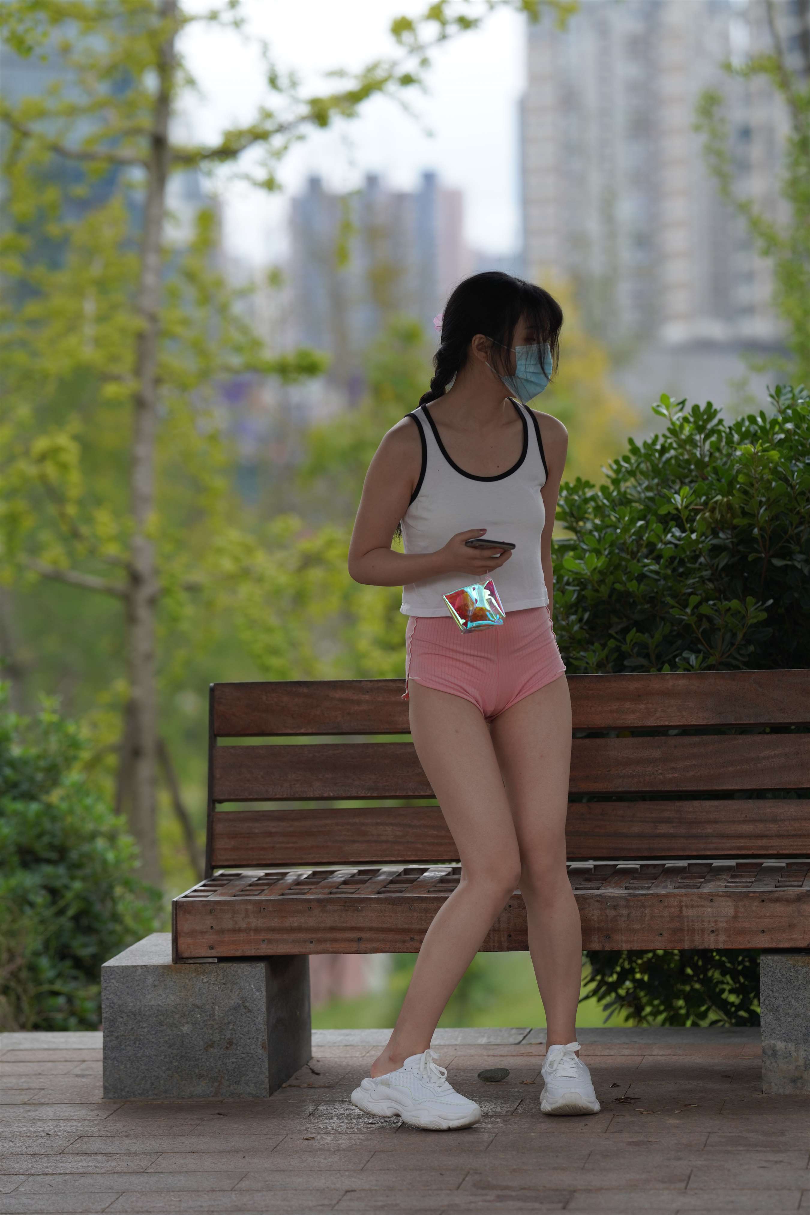 《运动鞋の不穿袜子的嫩足》作品图