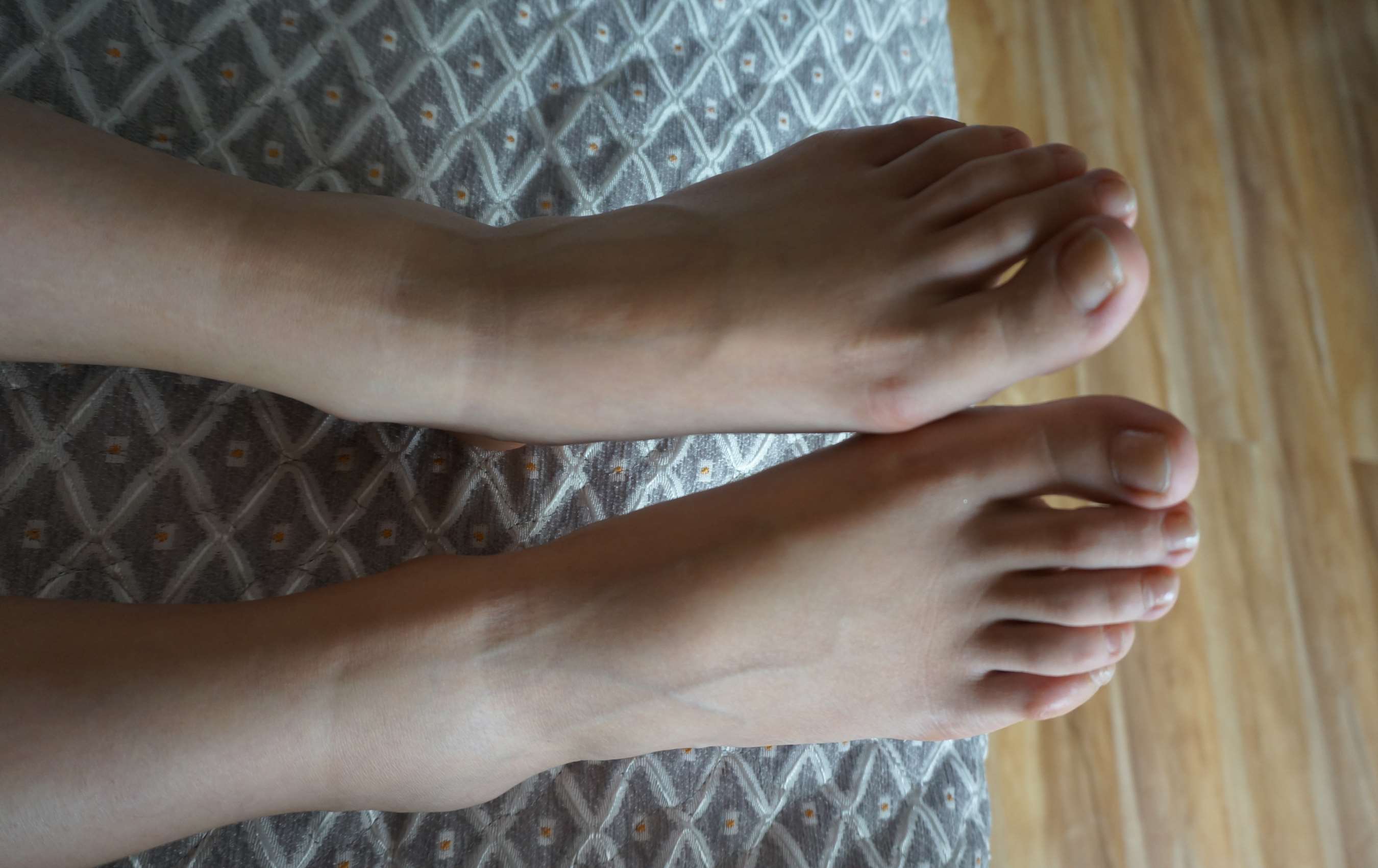 《床上的赤足女生》作品图