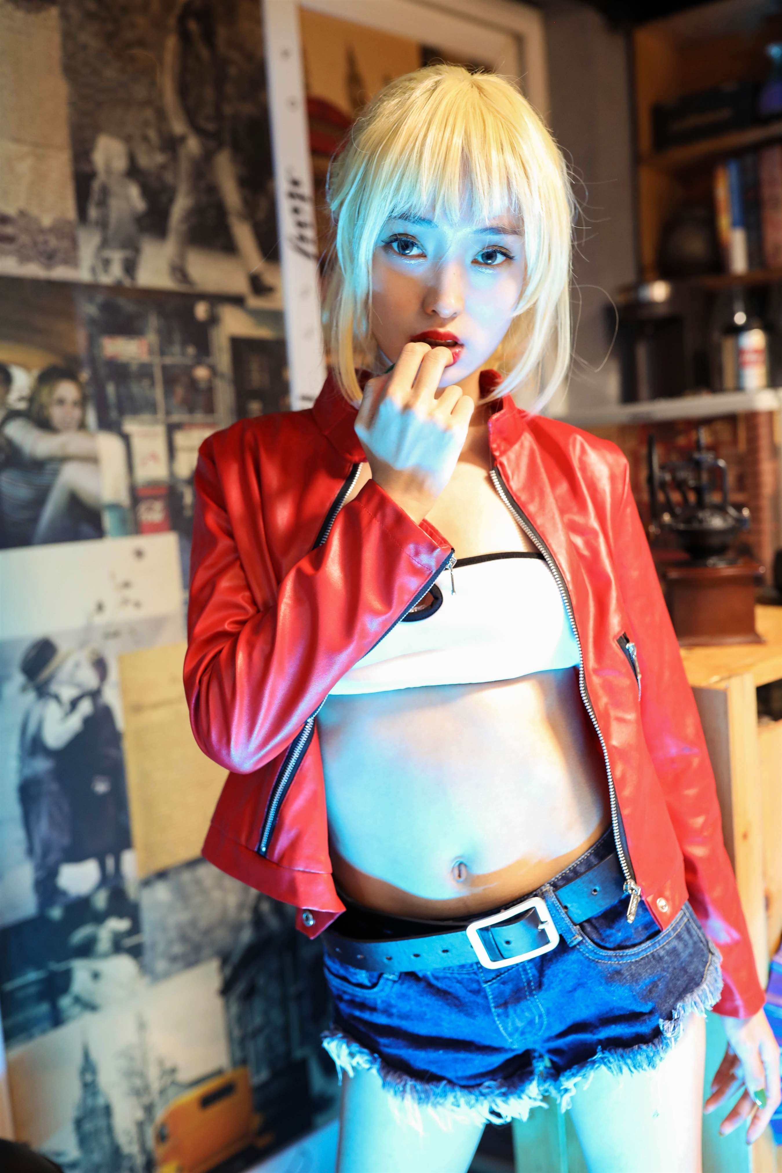 《茜茜的帆布鞋の白棉袜脚》作品图