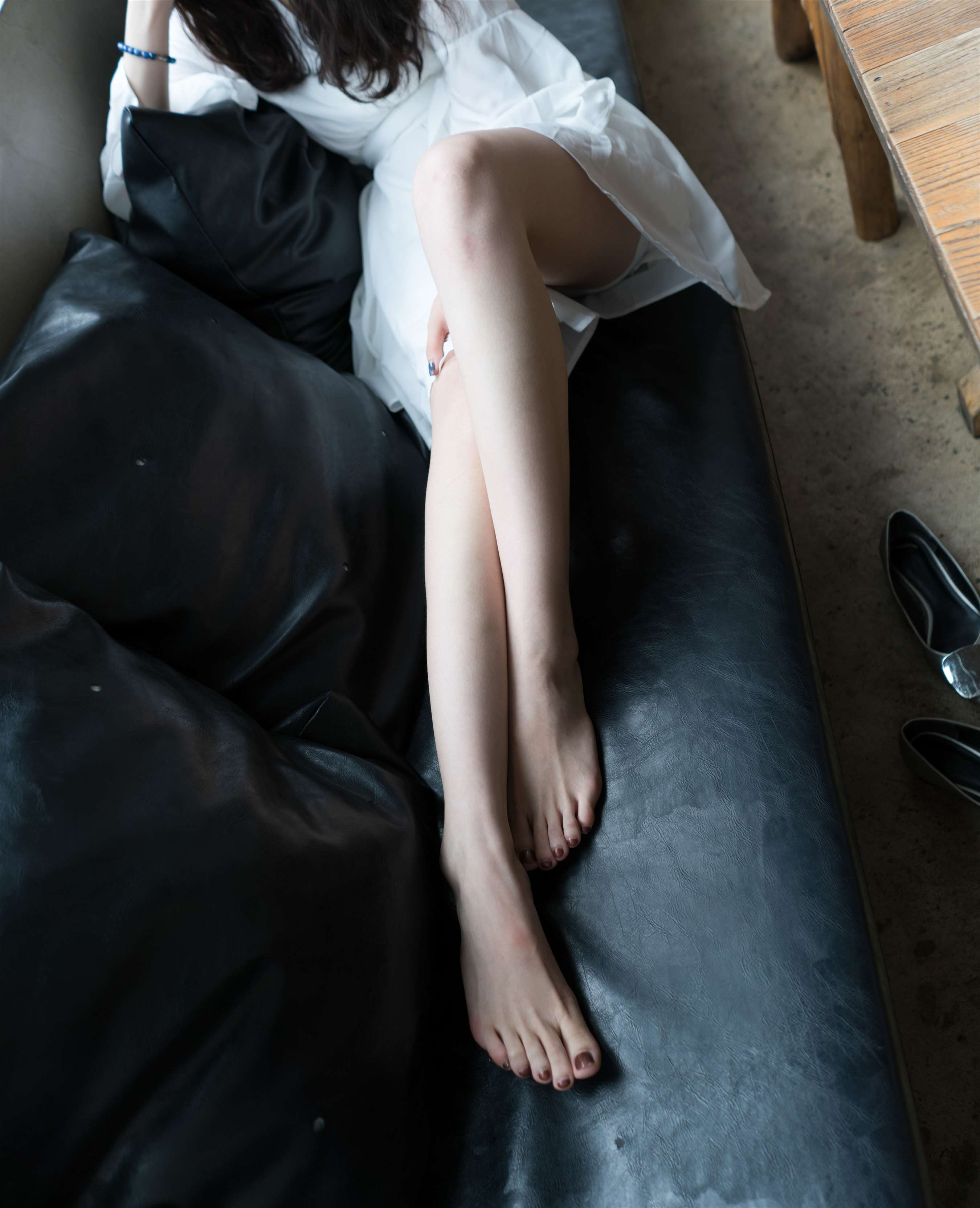 《白裙裸足少女》作品图