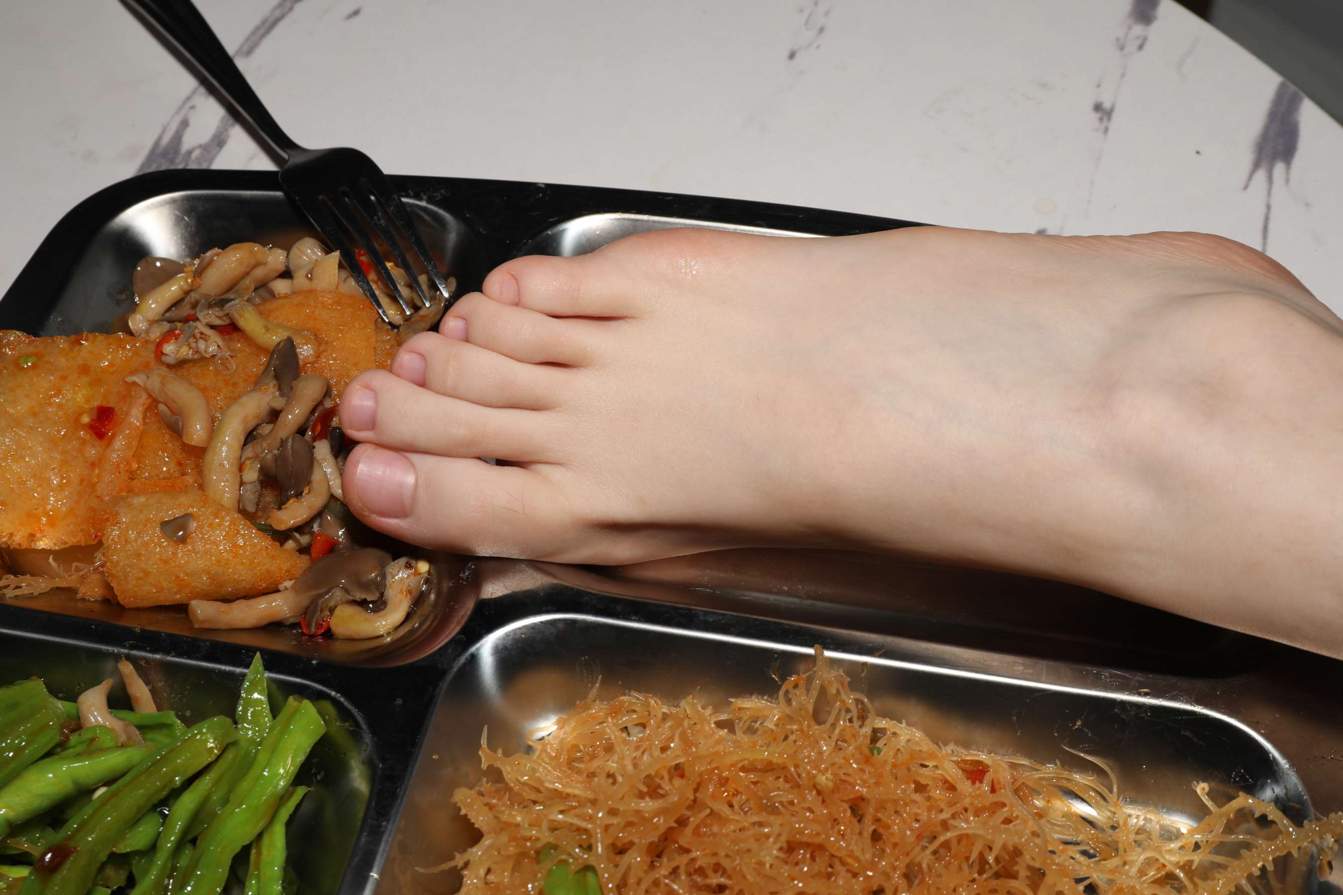 《学妹琪琪把脚洗干净了烤给大家吃》作品图