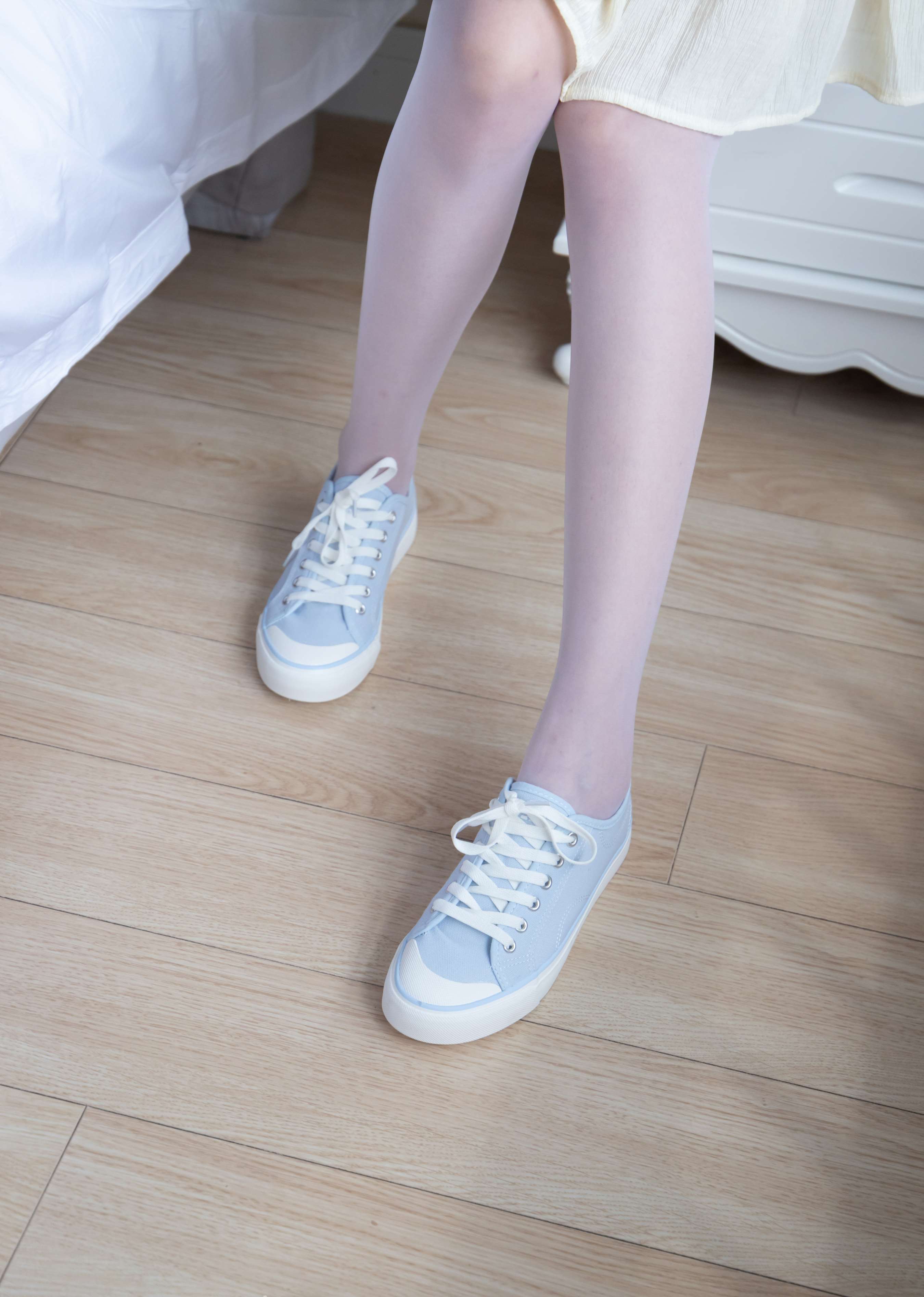 《小甜豆师姐帆布鞋の薄白丝》作品图