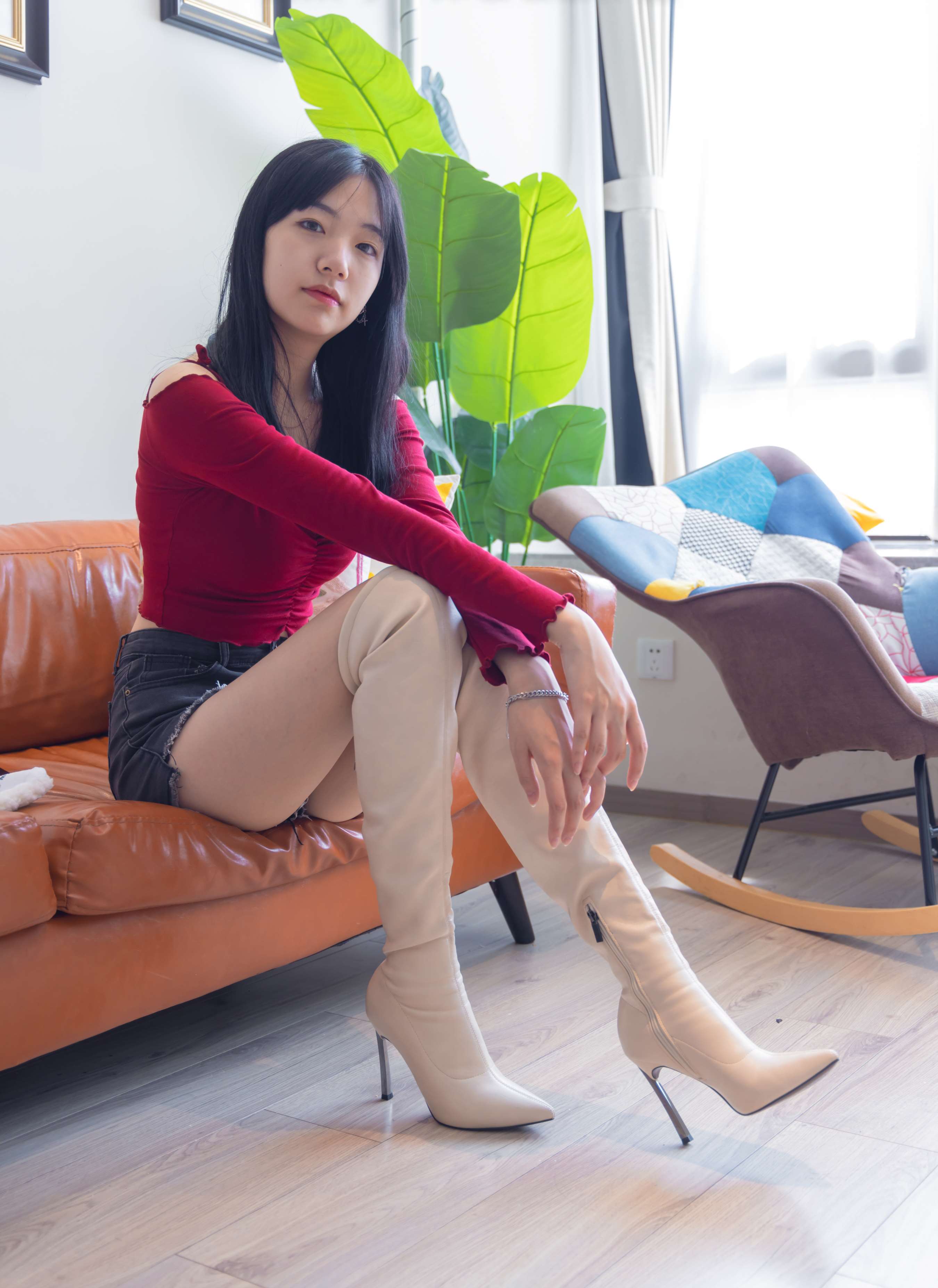 《小甜豆高跟长靴白棉袜の裸足》作品图