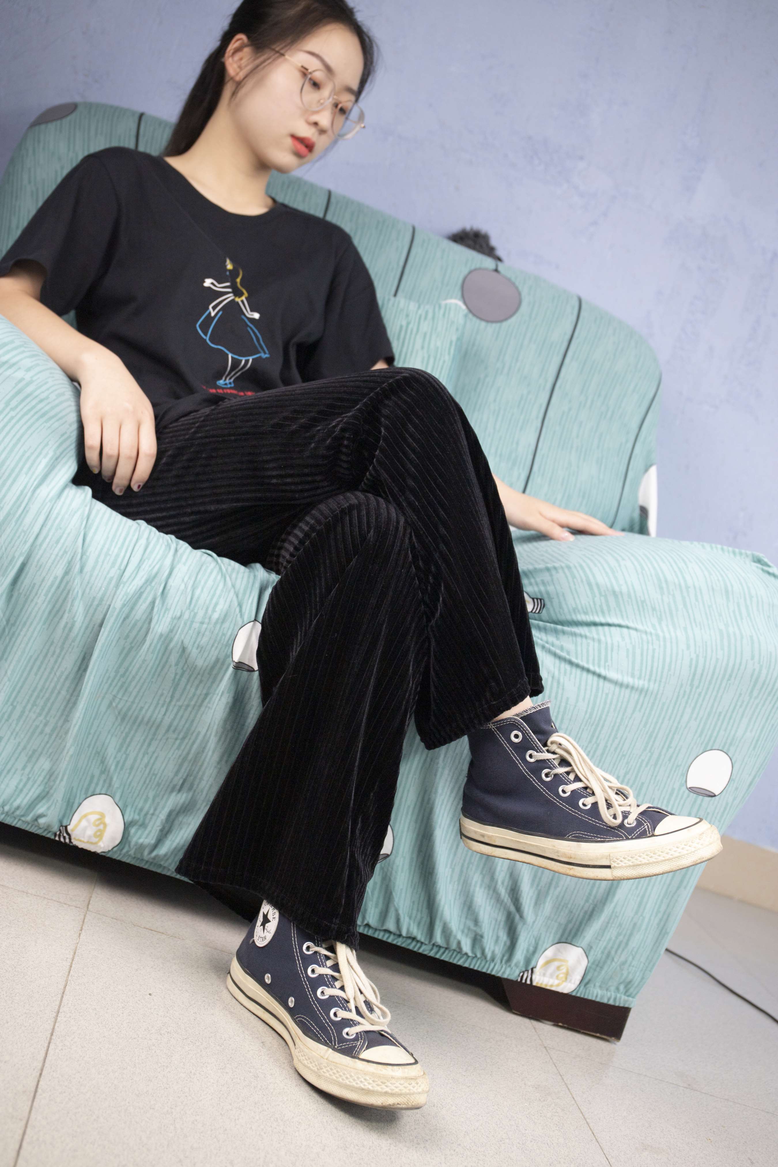 《姗姗帆布鞋棉袜原味脚丫，秀脚丫》作品图