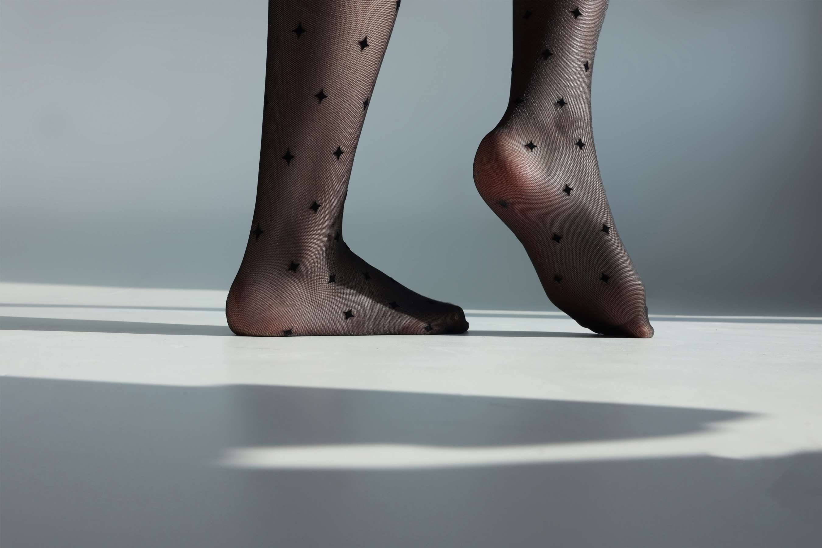 《琳琳斑点黑丝脚》作品图