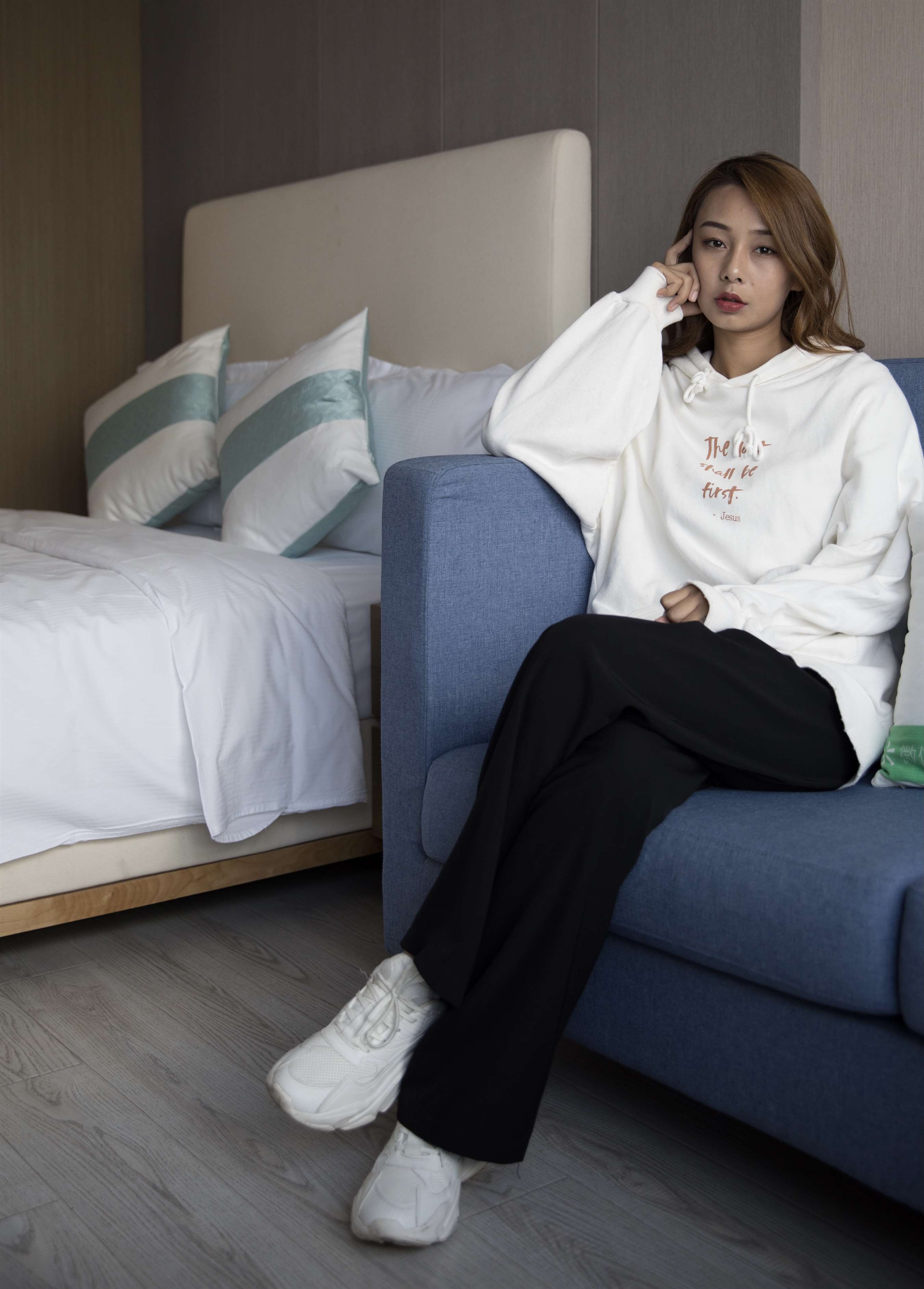 《床上的白棉袜脚【套图+视频1个】》作品图