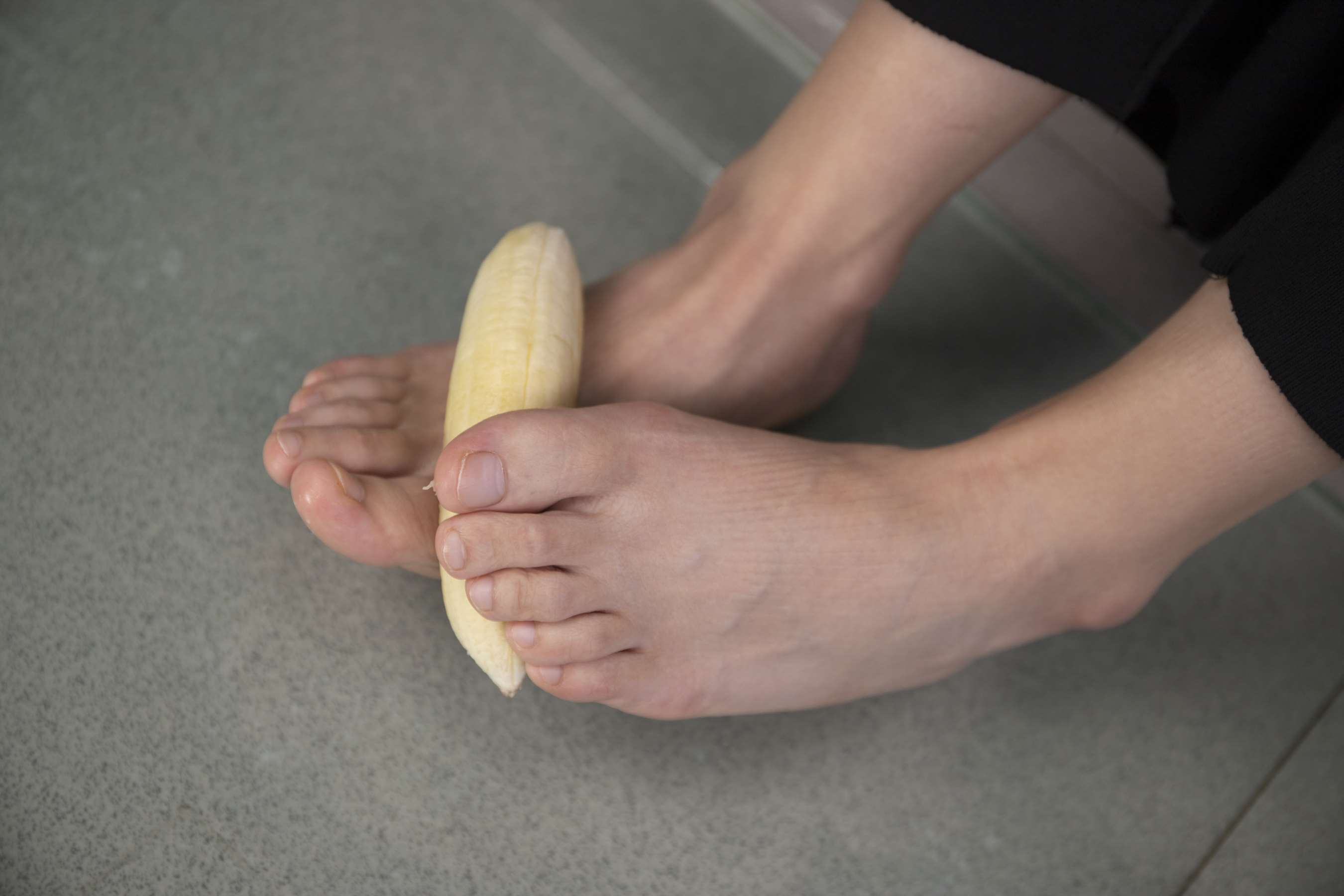 《齐齐老师脚丫踩香蕉【套图+4K视频】》作品图