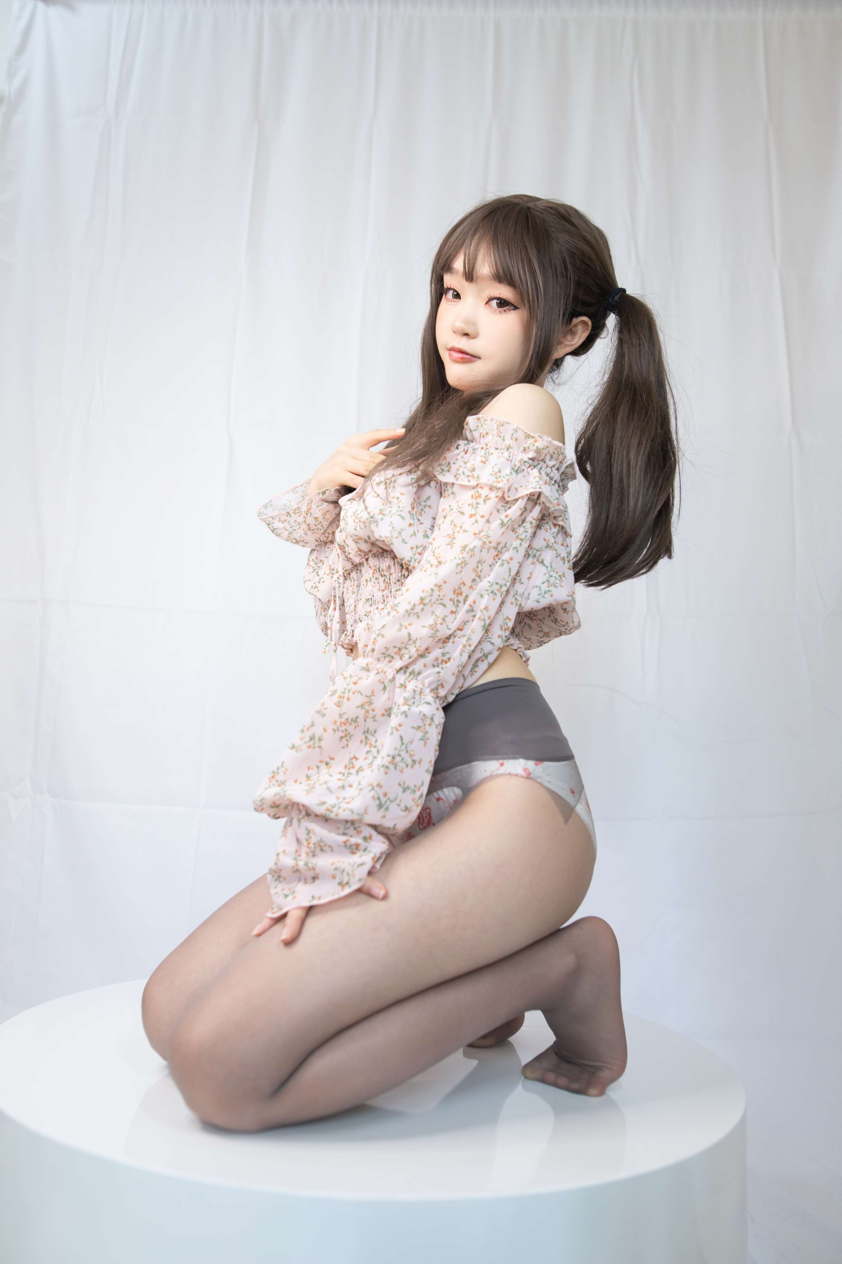 《缠玛瑙灰の象牙白》作品图