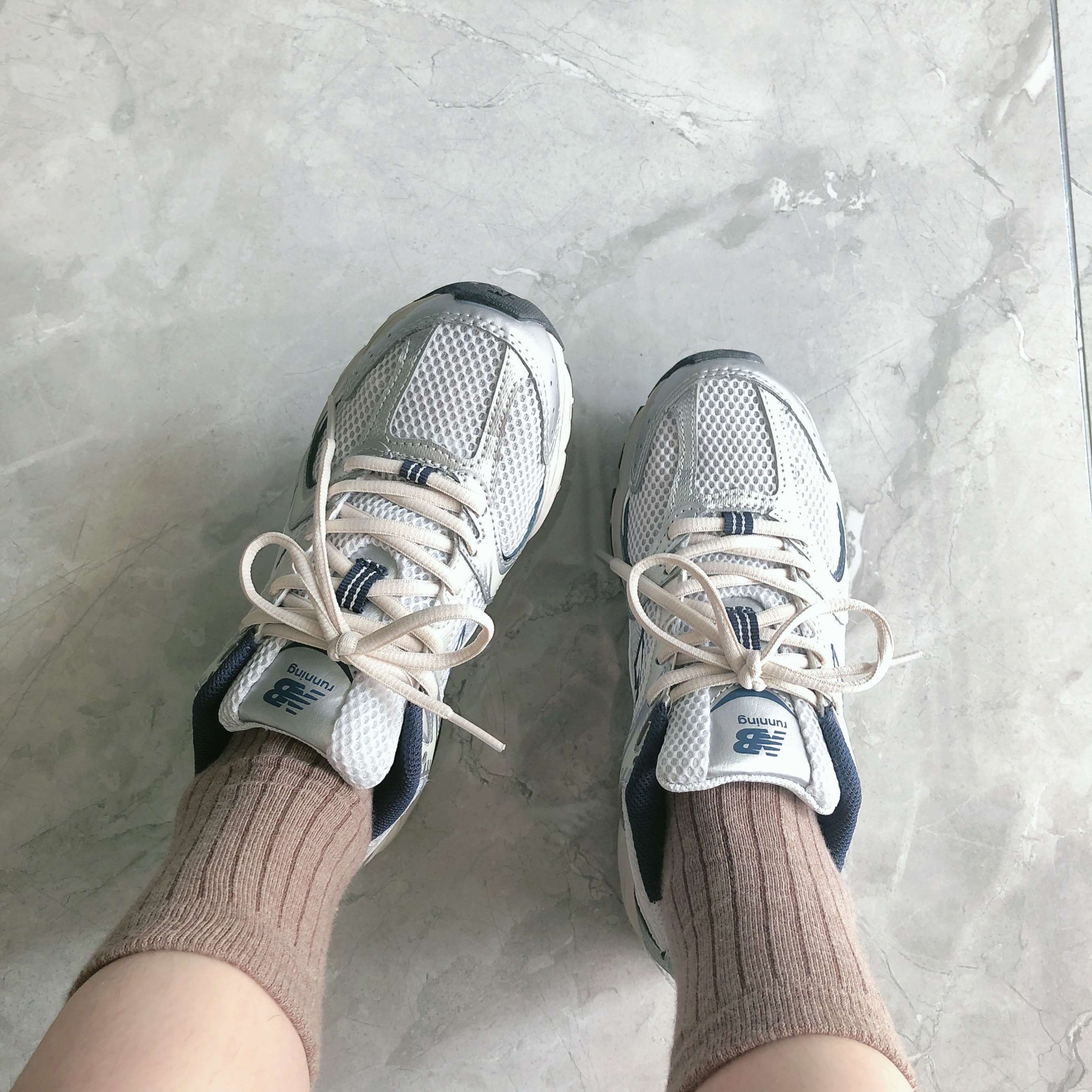 《少女热裤の棉袜脚》作品图