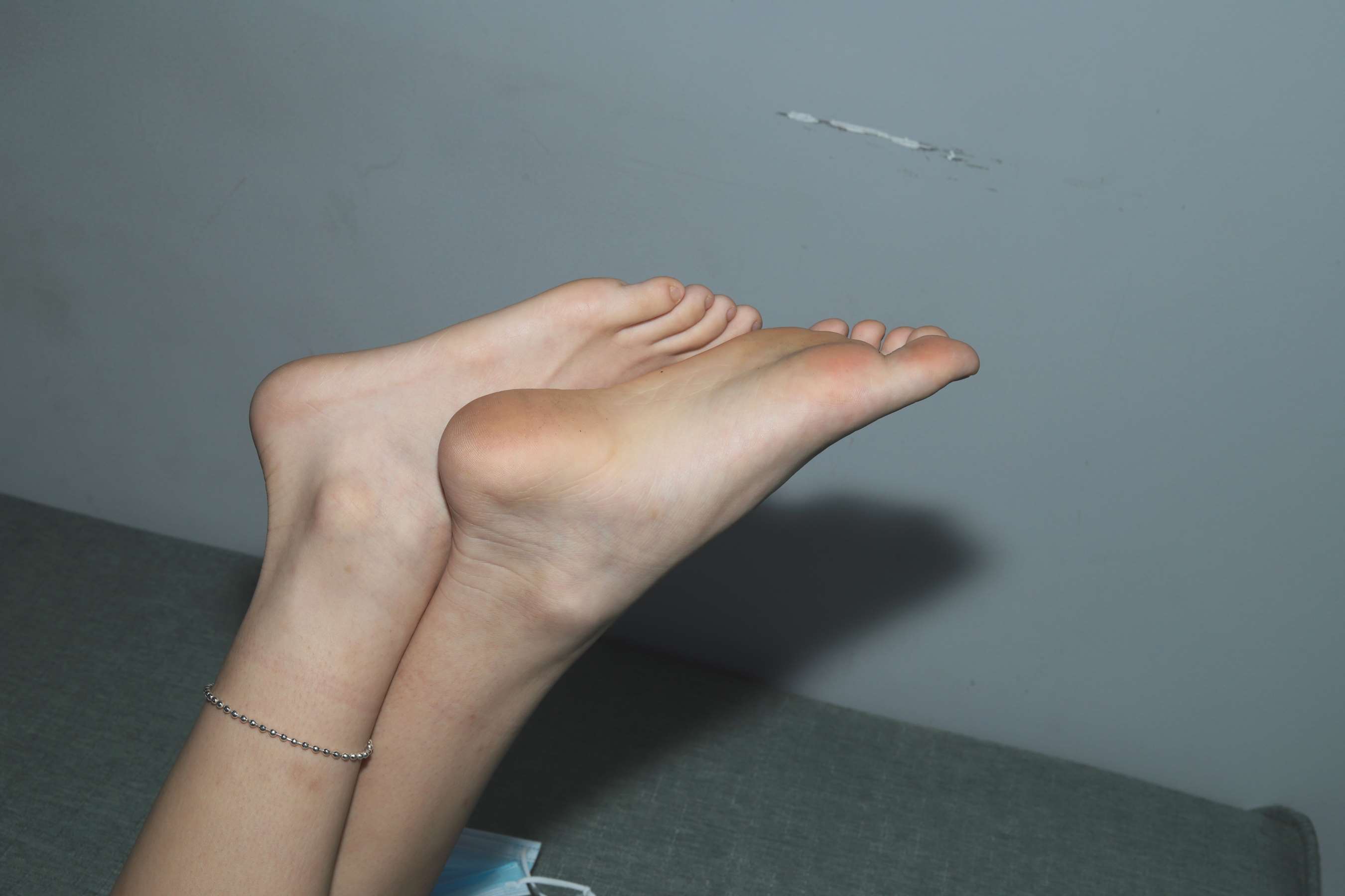 《小陈展示37码纤薄秀气脚丫》作品图