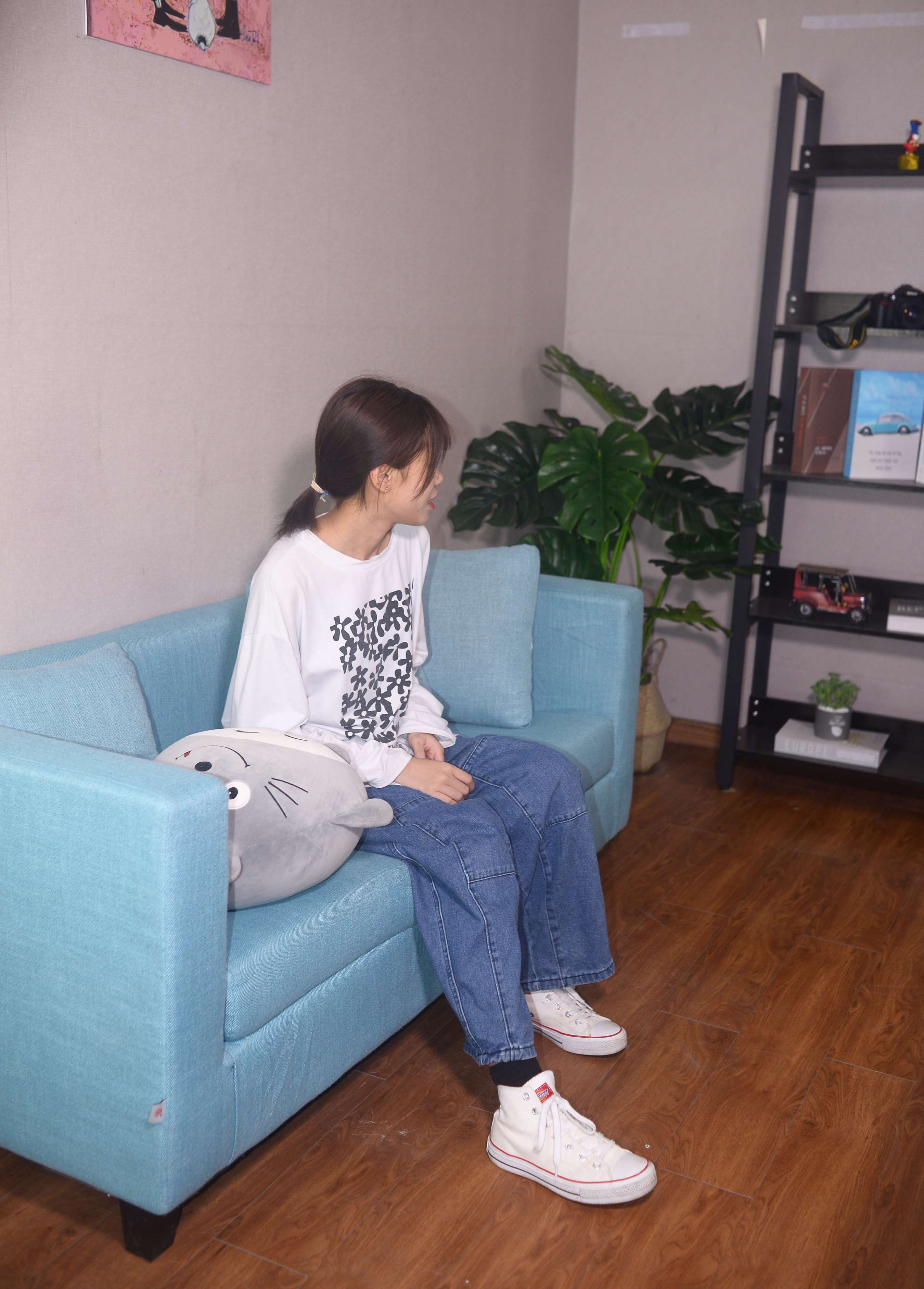 《懒懒少女 温度有点凉，路灯有点暖 》作品图