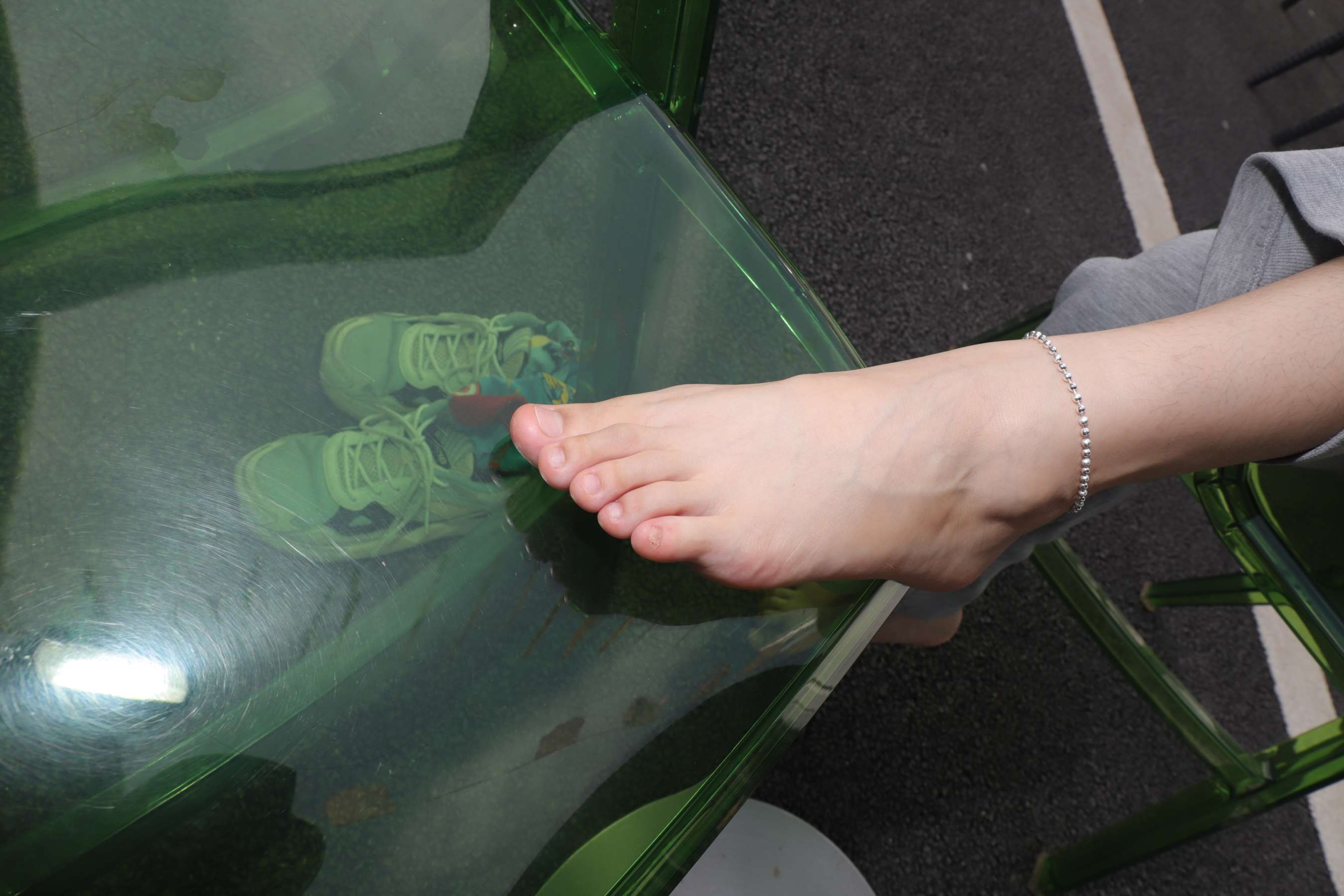 《雯雯学妹拍视频时顺便拍的脚脚》作品图