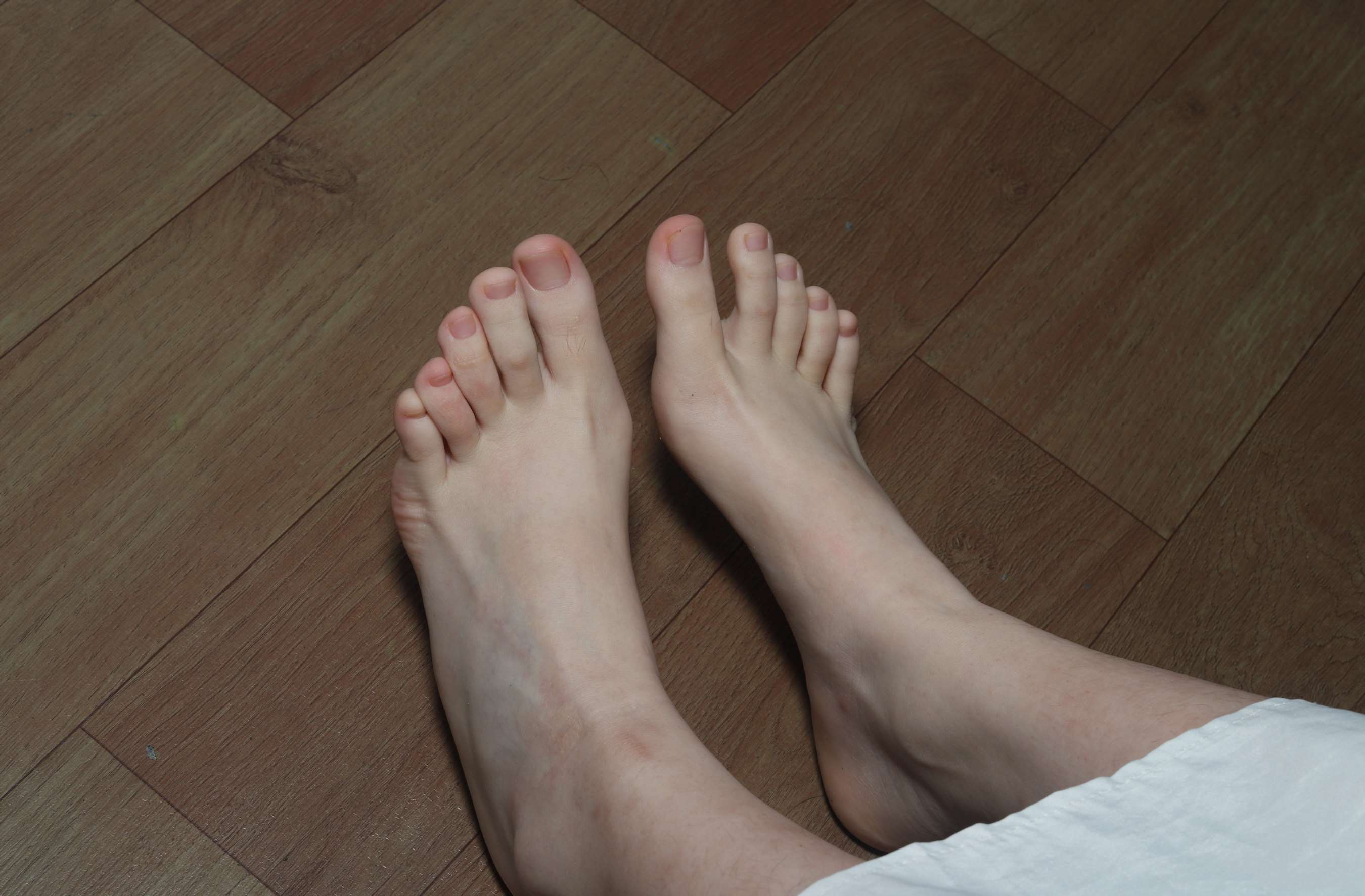 《琪琪小姐姐的脚底被挠红了》作品图