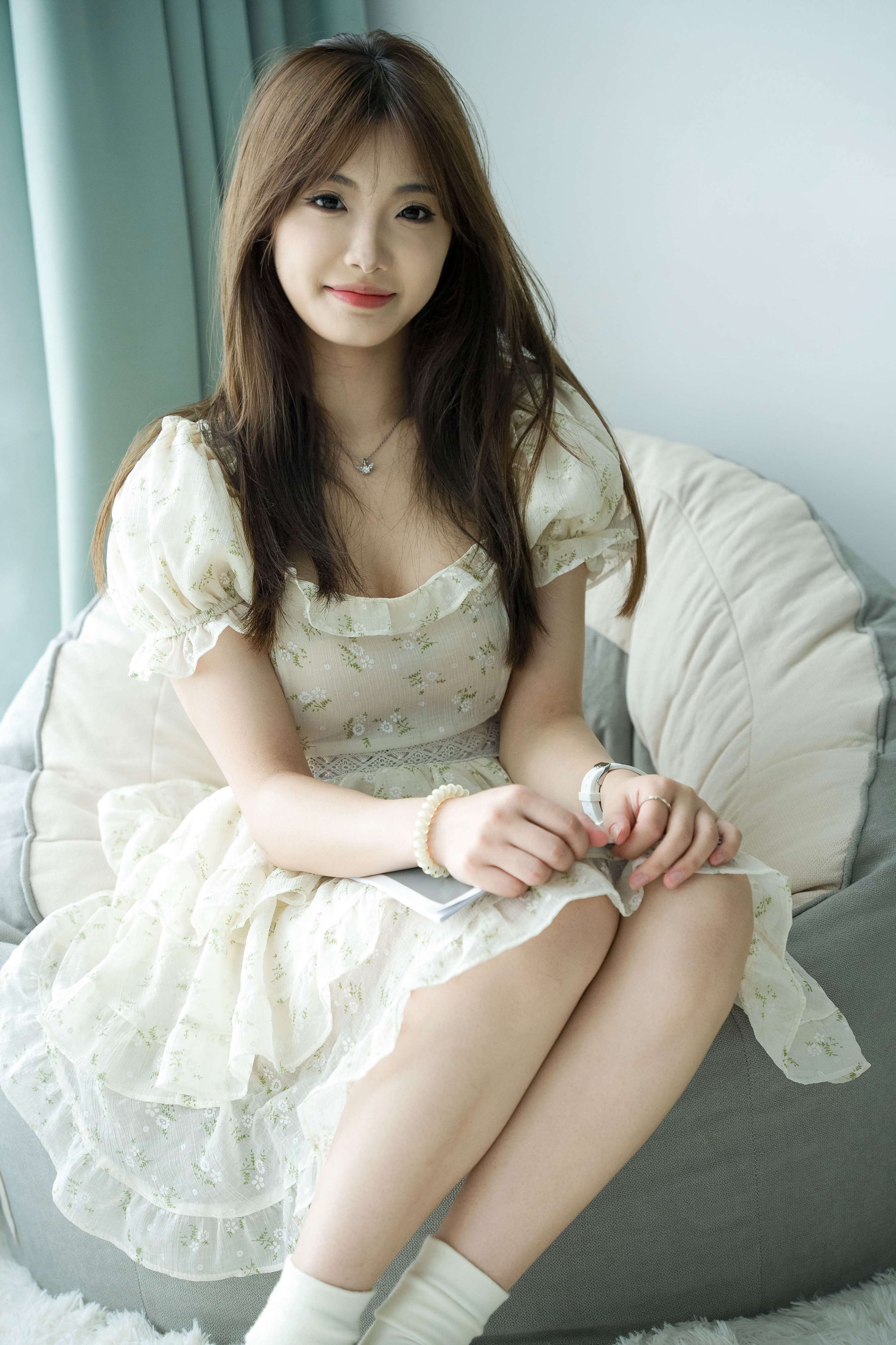 《在夏日阳光里奔跑的森系美少女》作品图