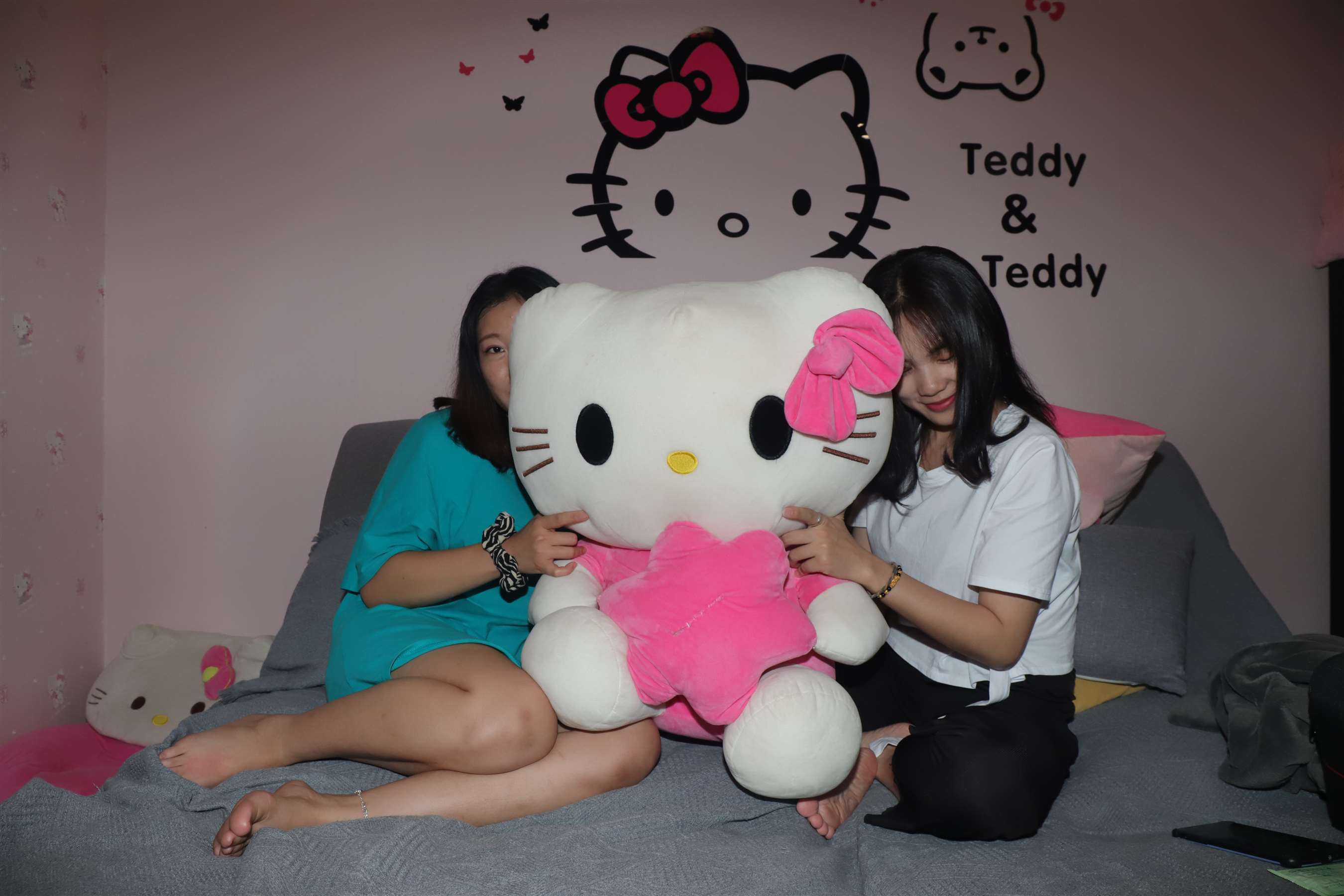 《彩铃与小柔在影院互相打闹》作品图