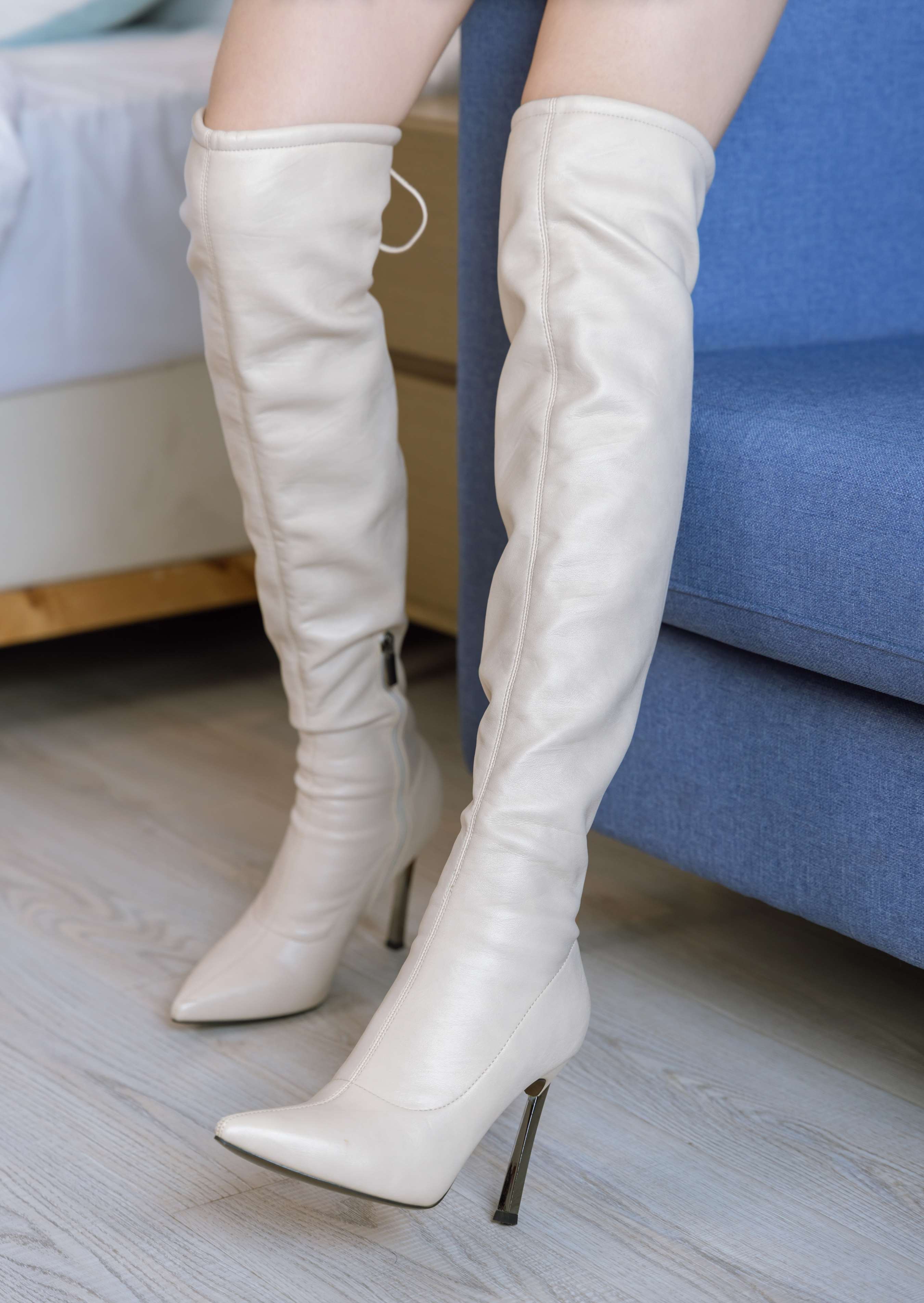 《小甜豆-长靴白棉袜の裸足》作品图