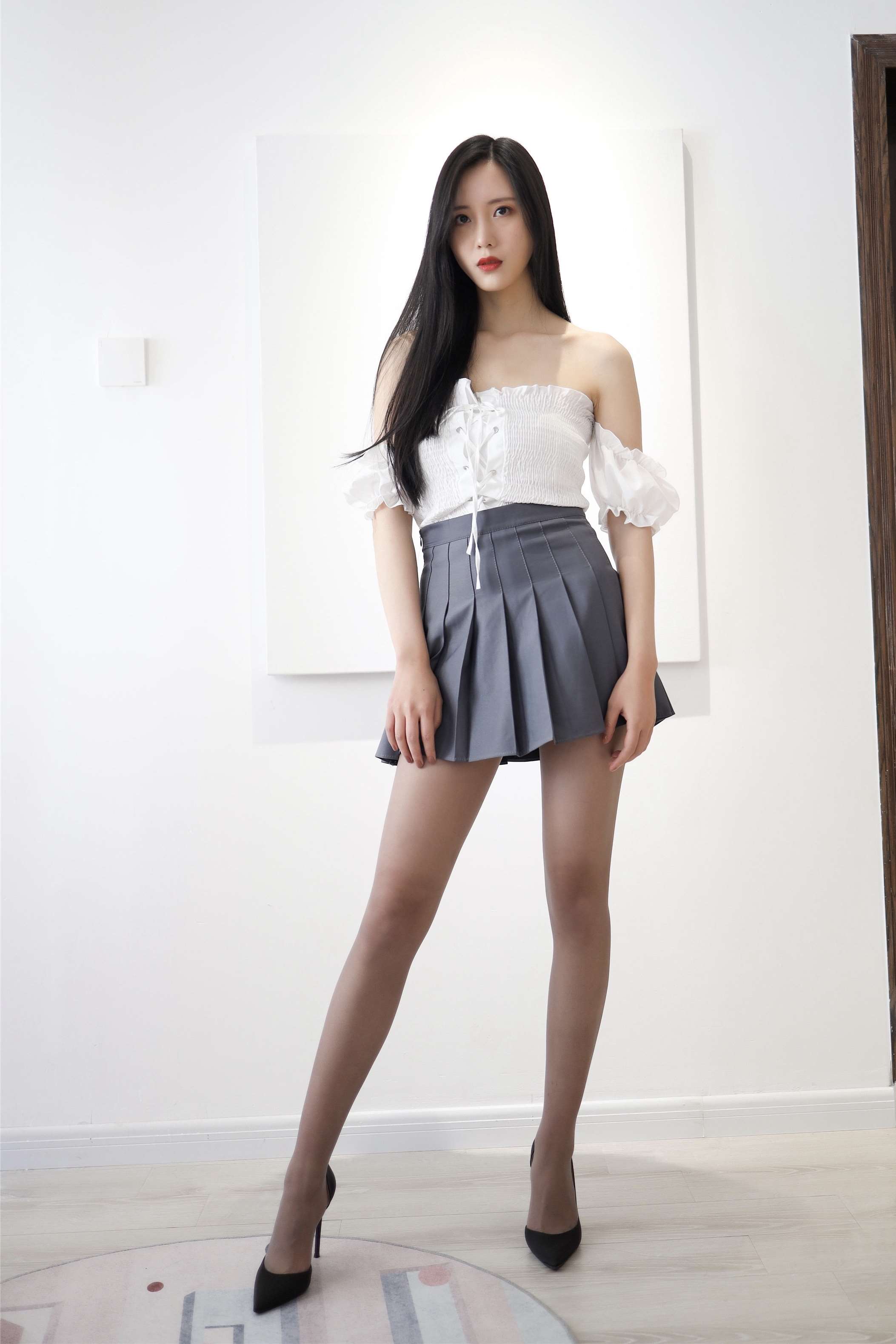 《百褶裙の高跟丝足》作品图