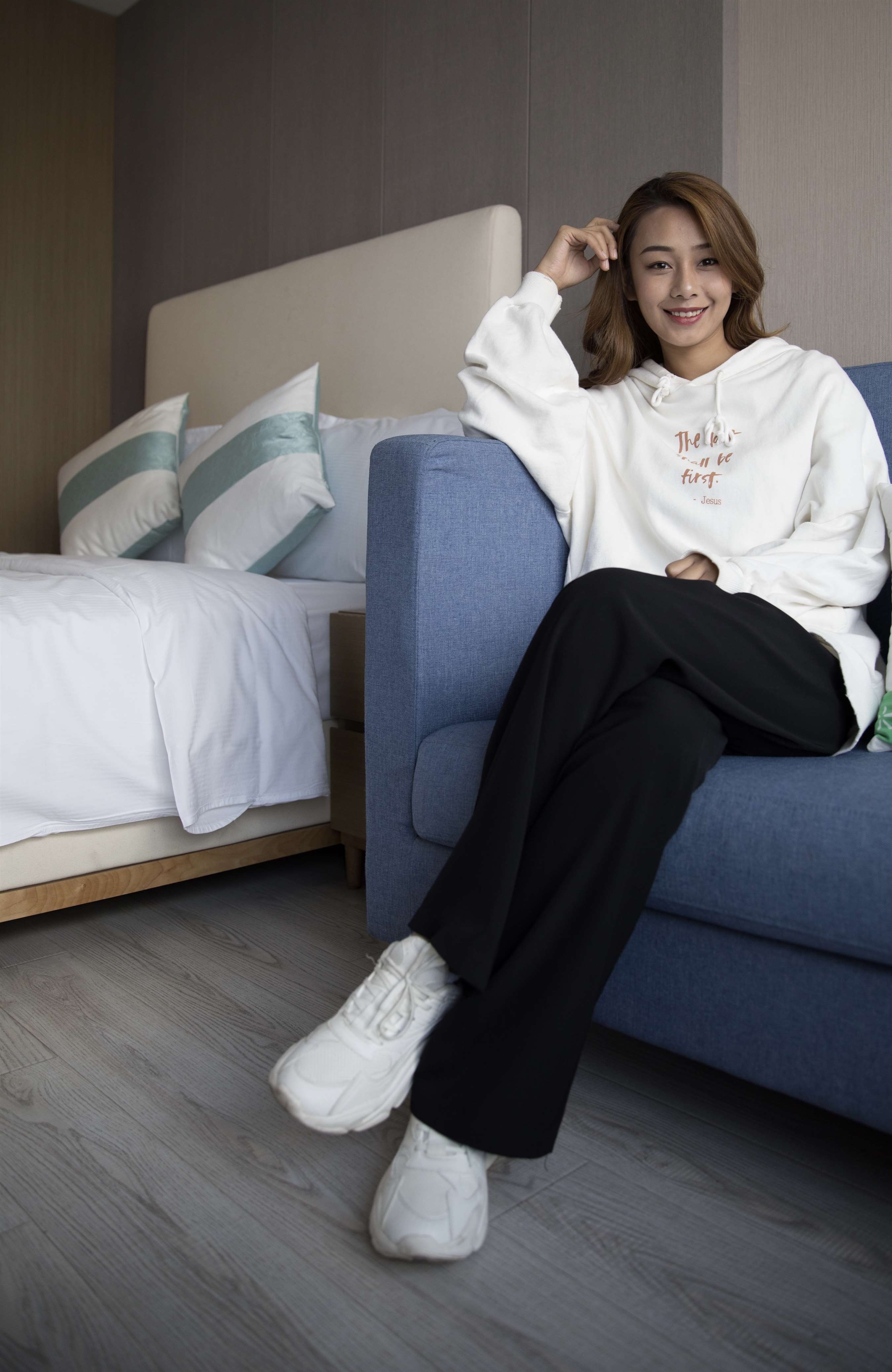 《床上的白棉袜脚【套图+视频1个】》作品图