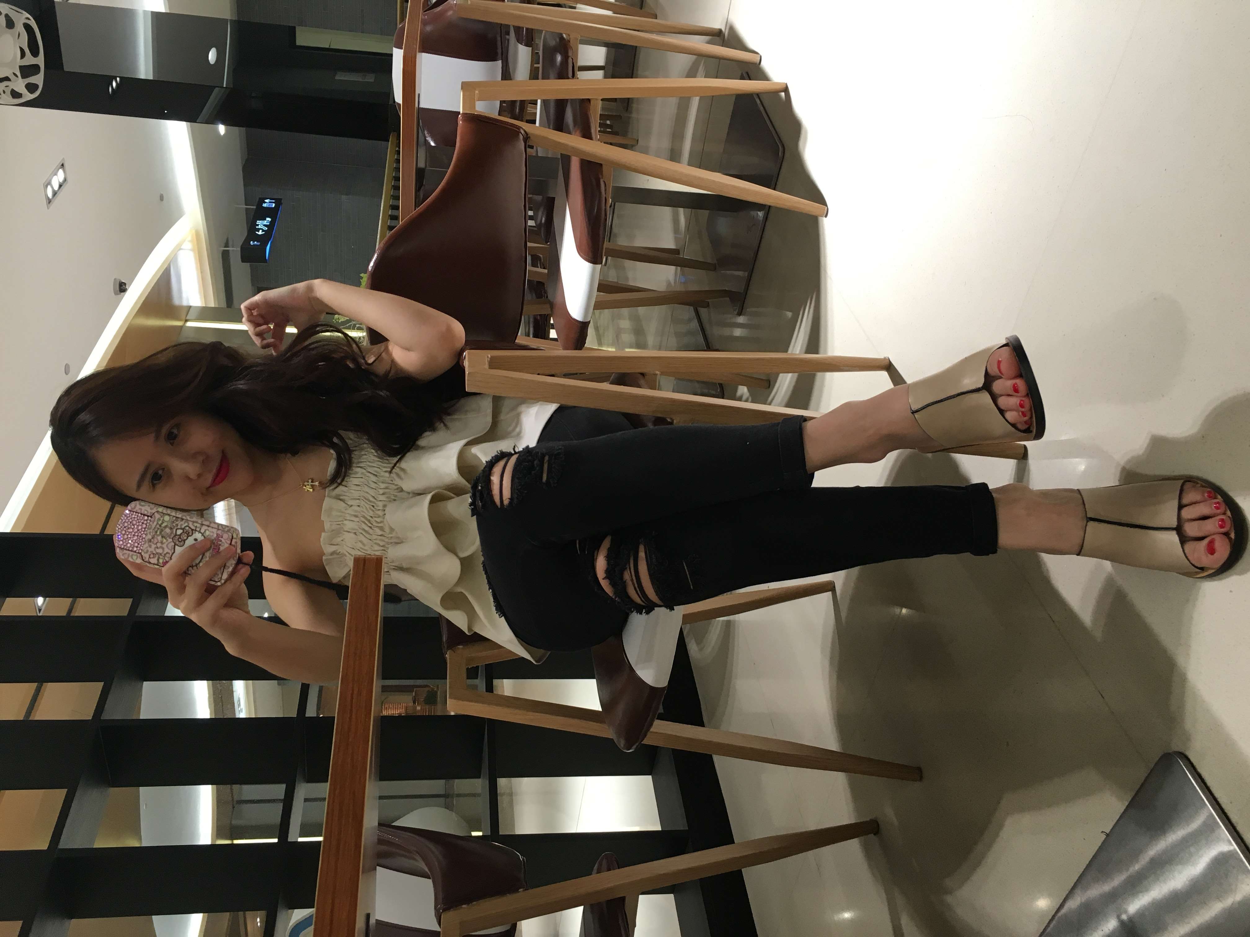 《【免费】爱自拍的小师妹》作品图