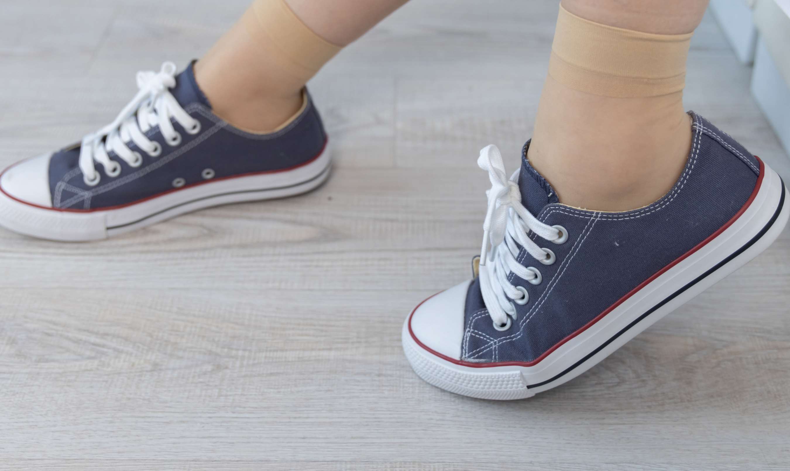 《小淳-匡威板鞋、黑皮鞋、短肉丝、白丝小腿袜 》作品图