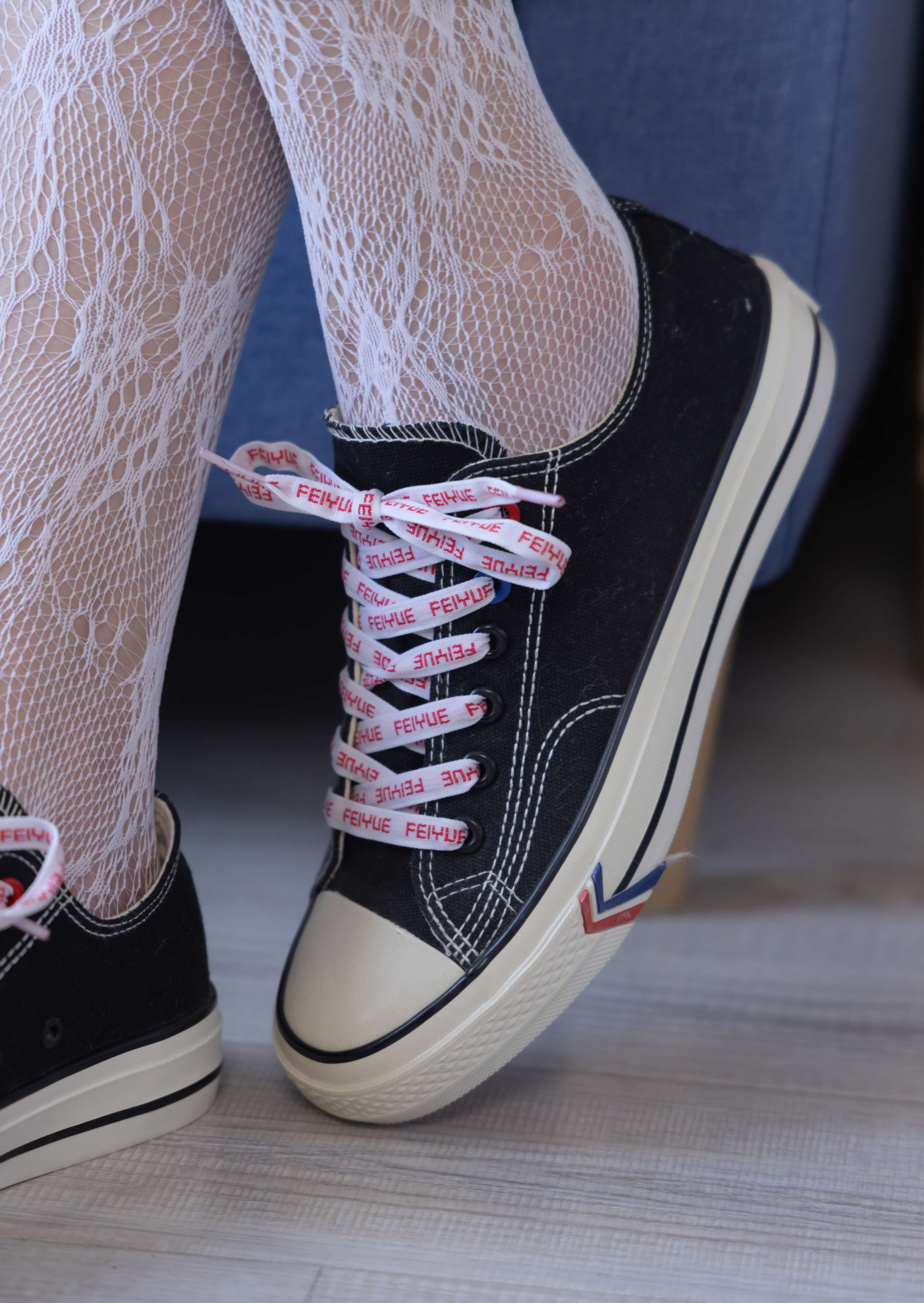 《小甜豆-板鞋、白色蕾丝袜、可拆卸牛仔裤、裤里丝》作品图