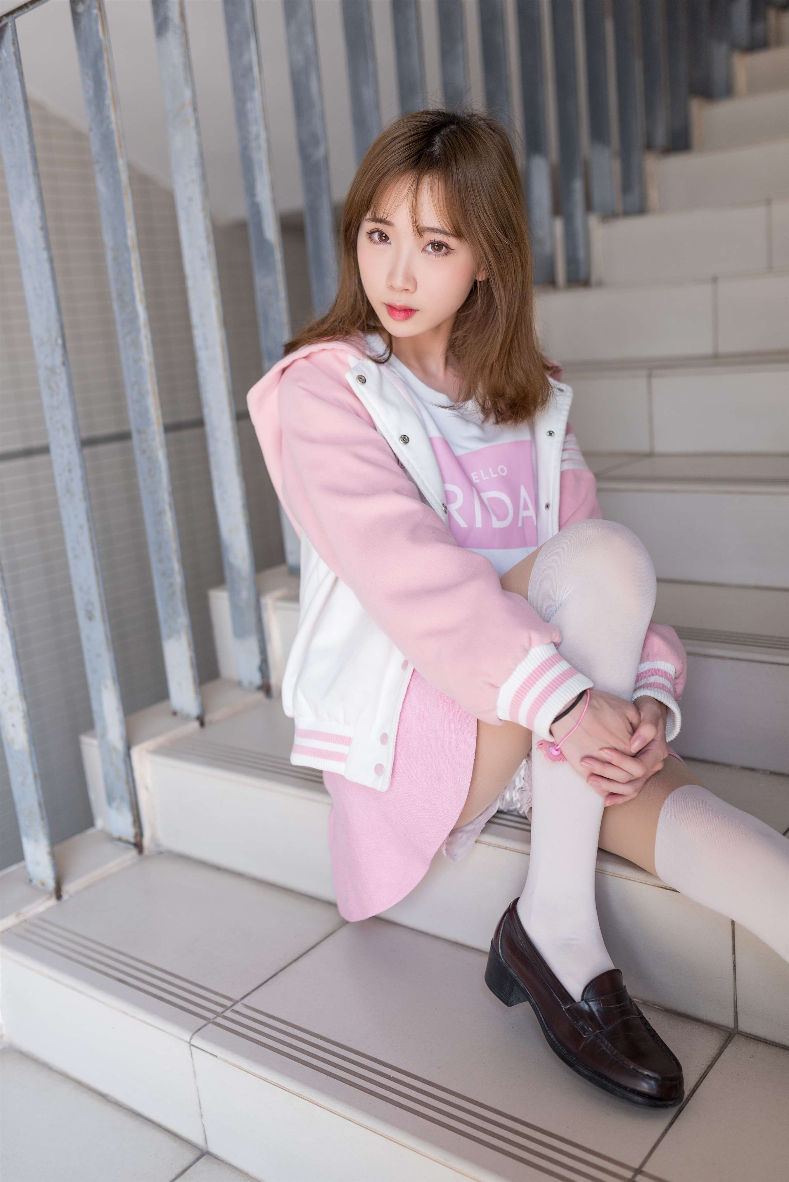 《楼道白丝足》作品图