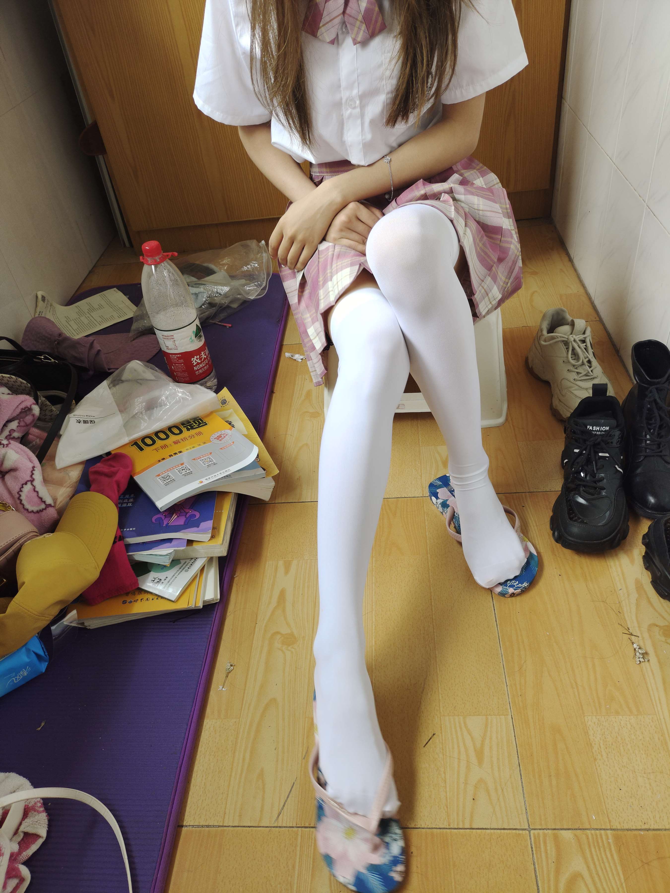 《轻挠把玩大三学姐的可爱嫩足》作品图