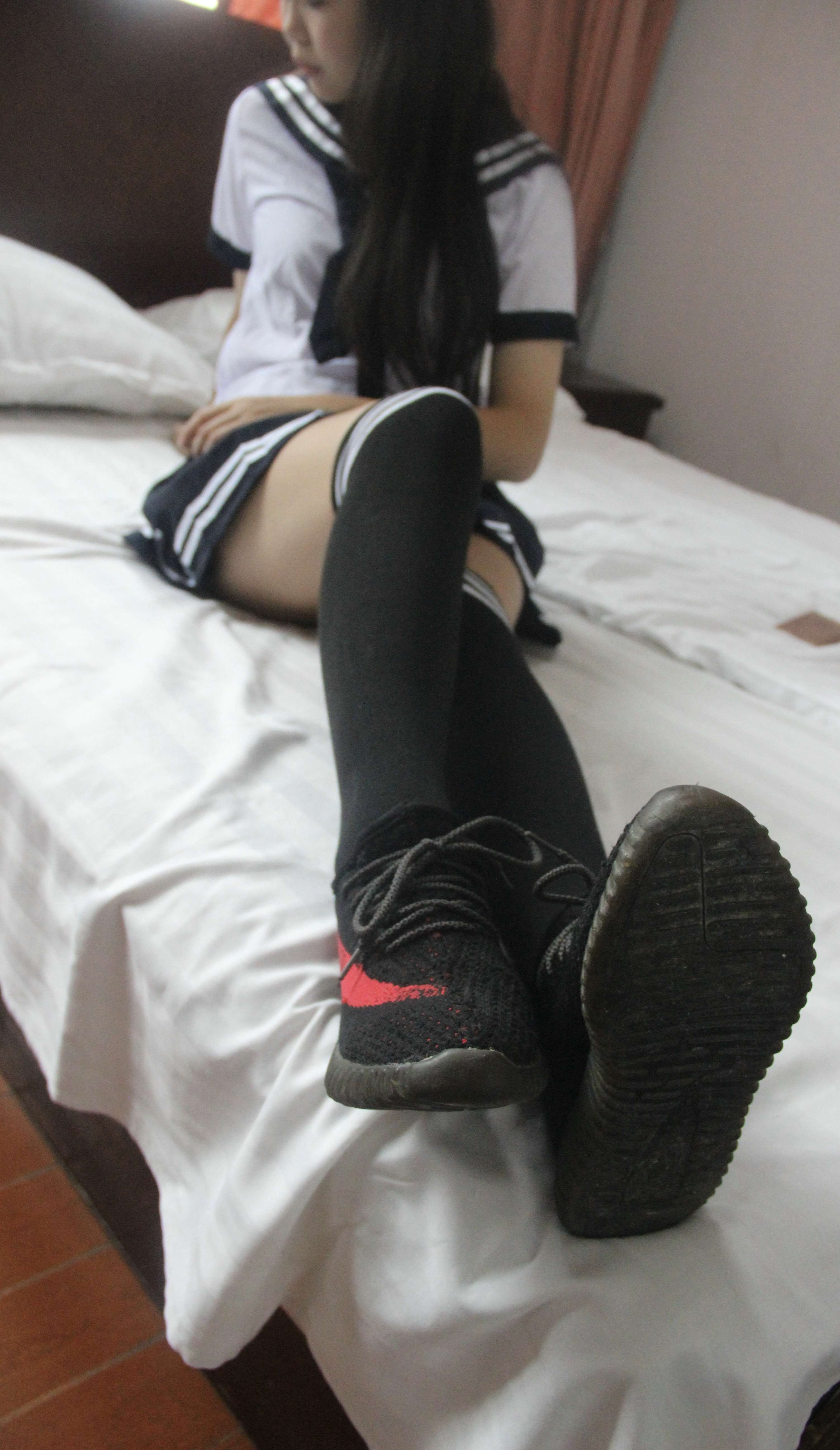 《JK制服の长黑袜脚丫》作品图