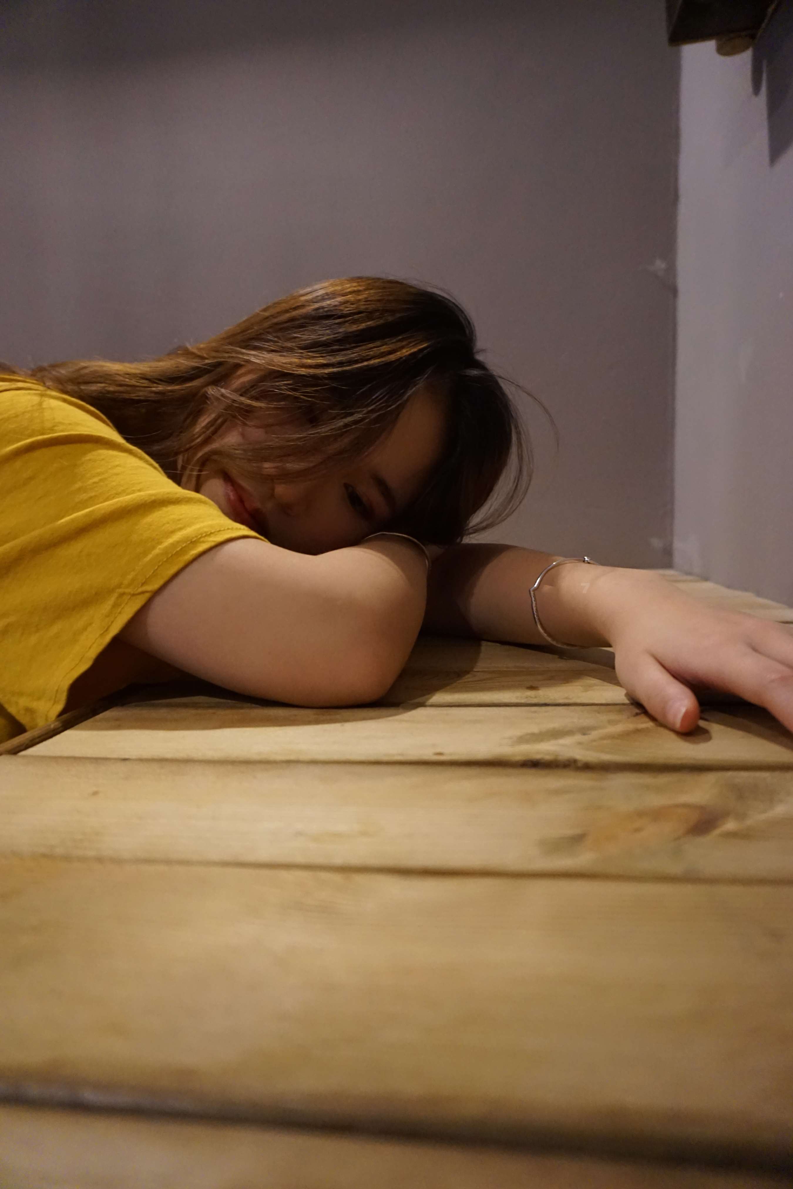 《牛仔热裤裸足少女》作品图