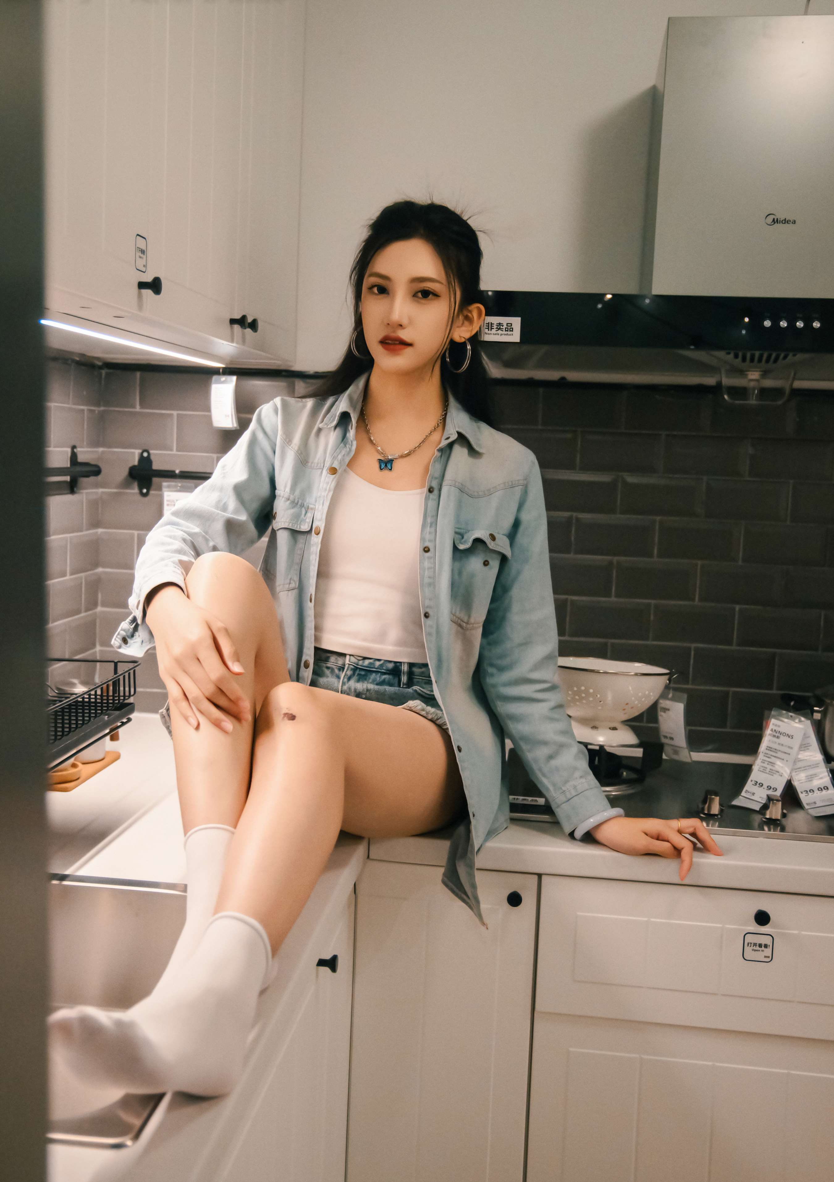 《可乐 板鞋の白棉袜、裸足》作品图