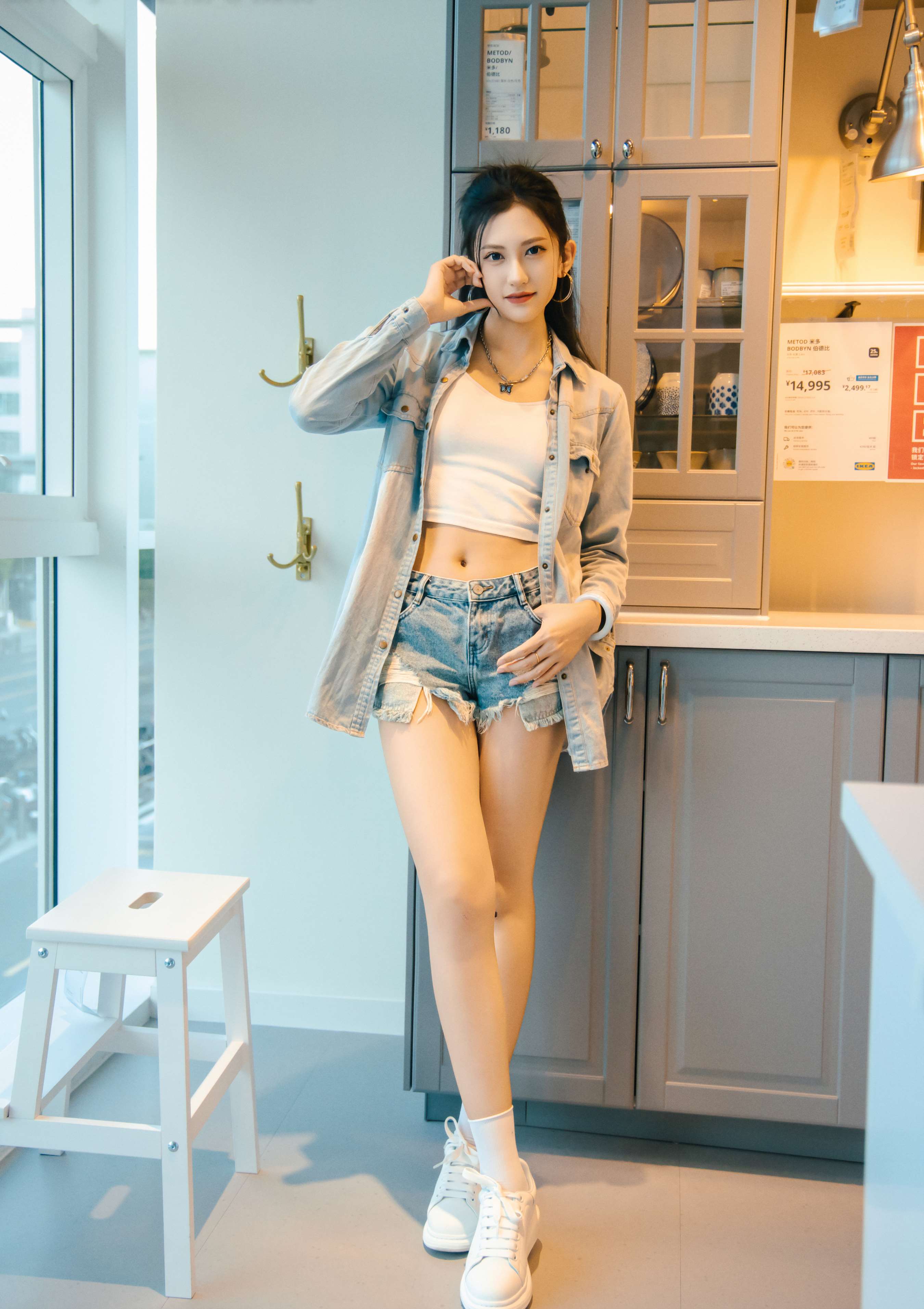 《可乐 板鞋の白棉袜、裸足》作品图