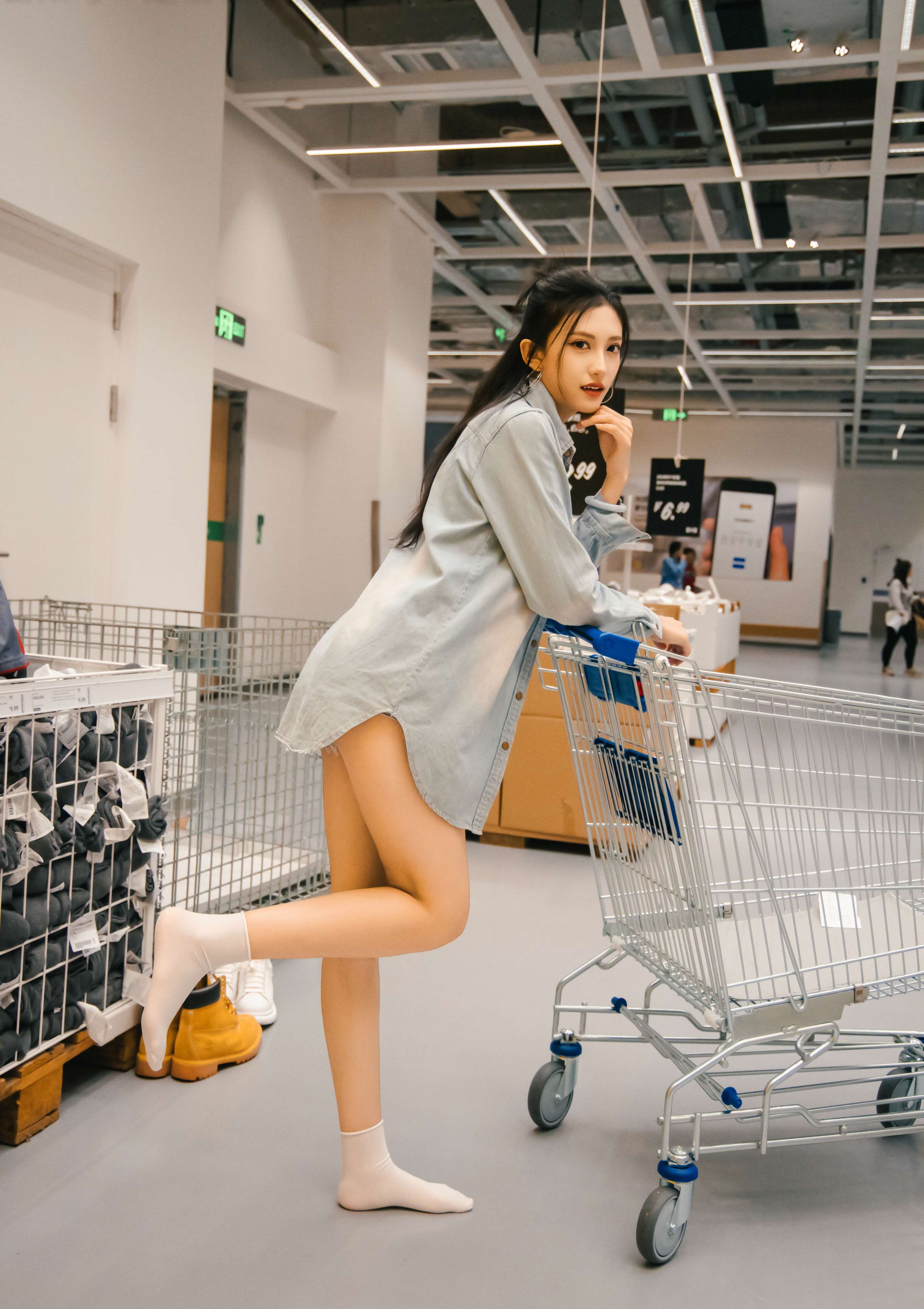 《可乐 板鞋の白棉袜、裸足》作品图