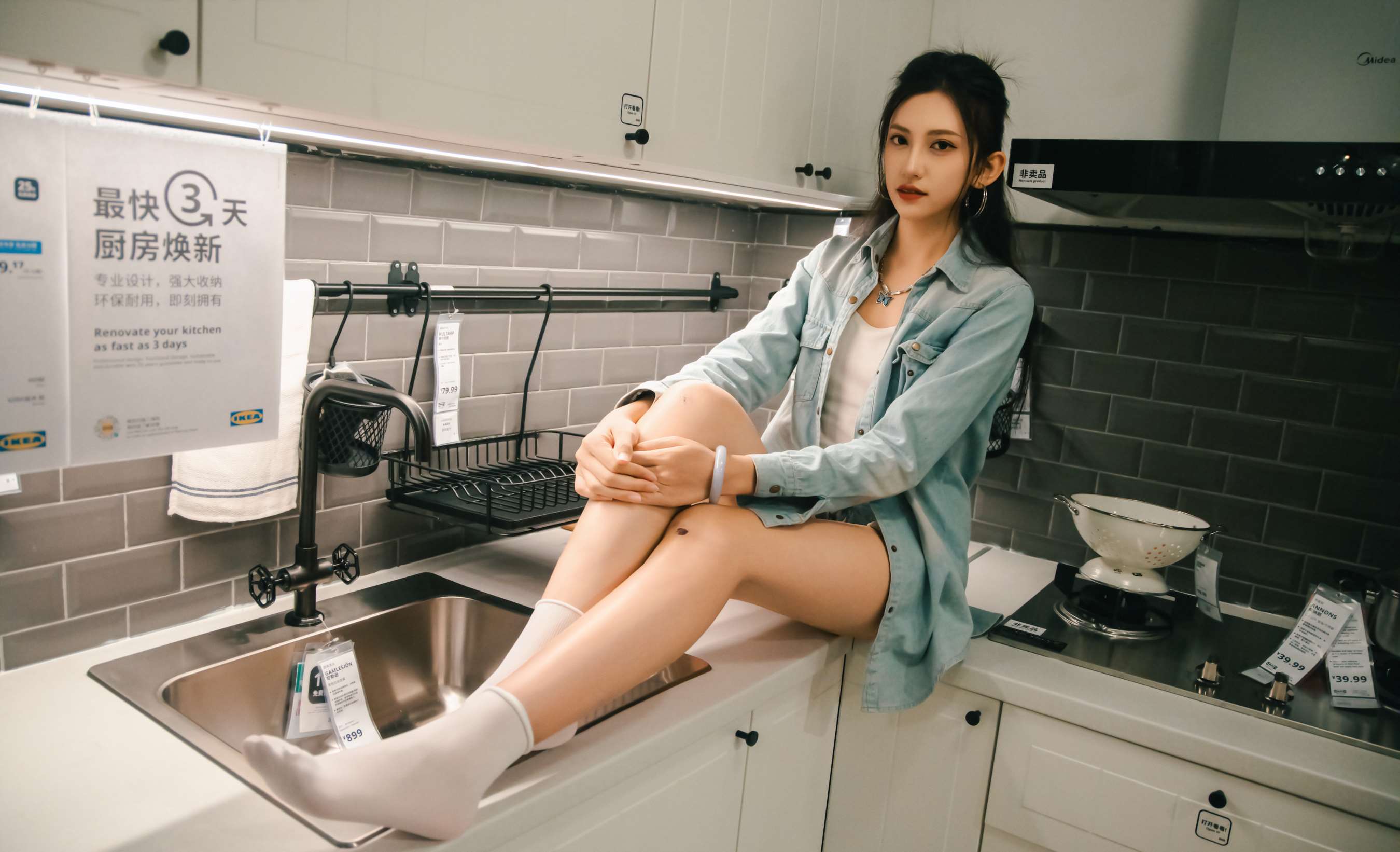 《可乐 板鞋の白棉袜、裸足》作品图