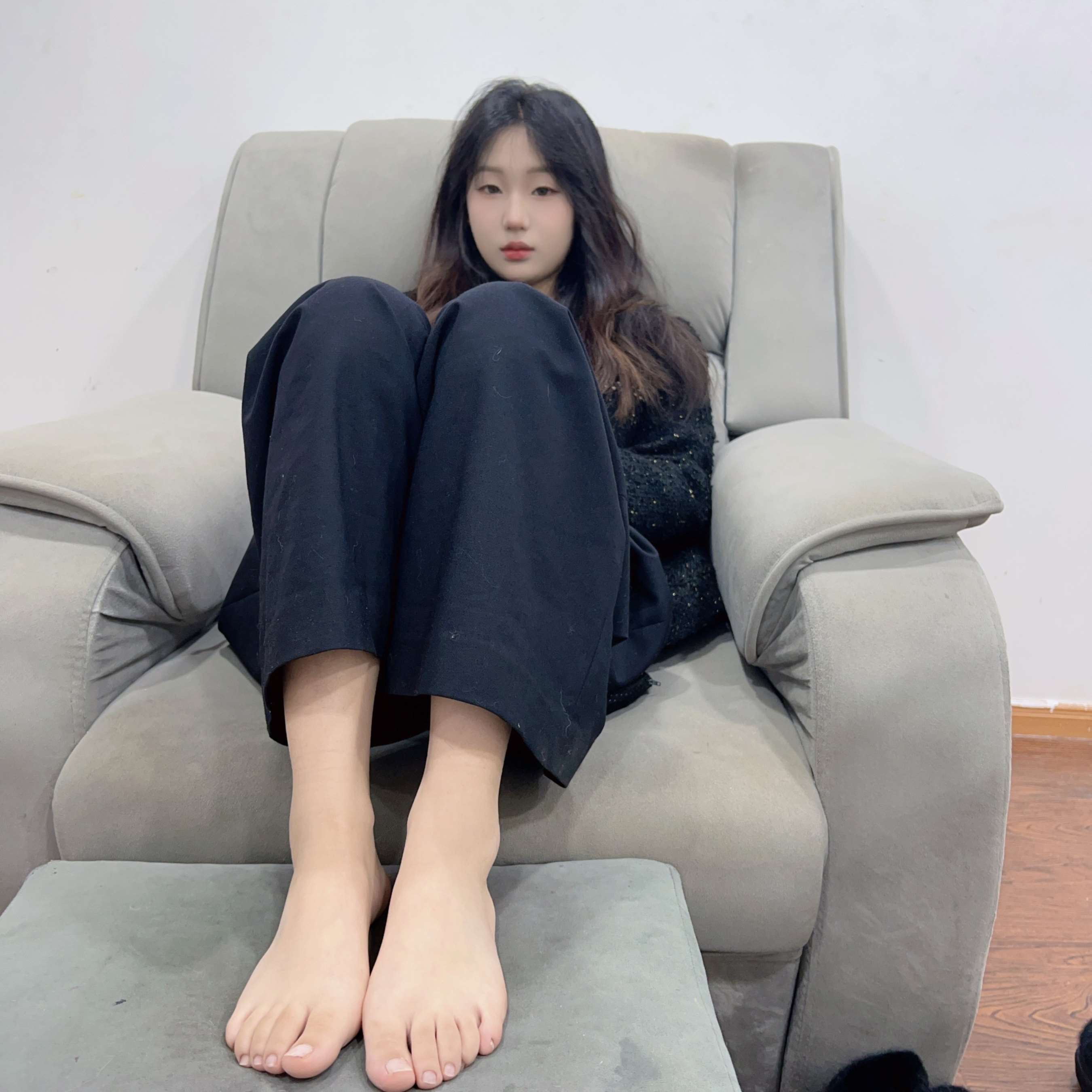 《黑衣小姐姐的嫩足》作品图