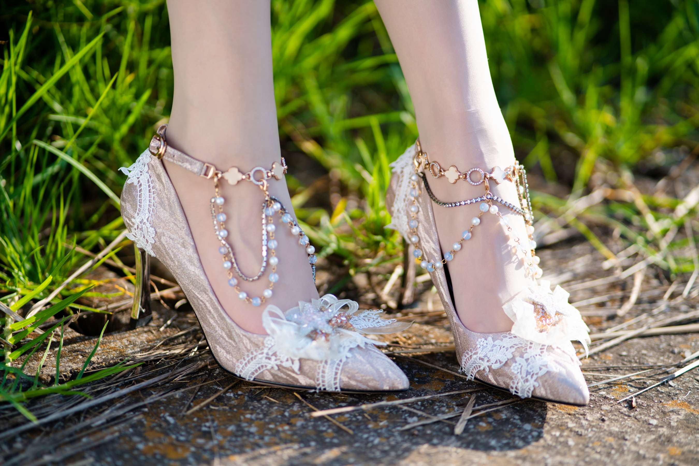 《乡村小道上的高跟玉足》作品图