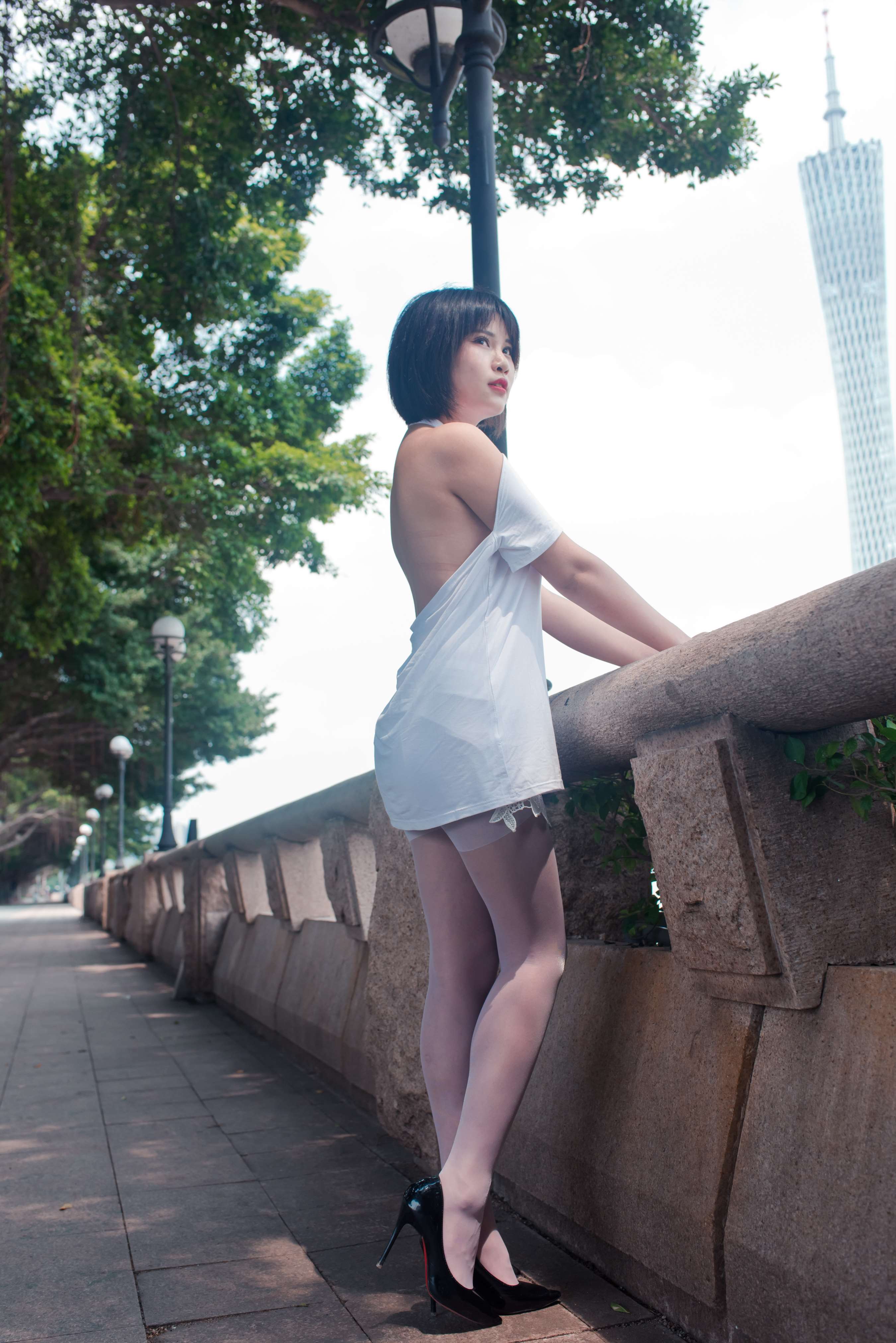 《美女萌宝儿穿着大露背的白丝足》作品图