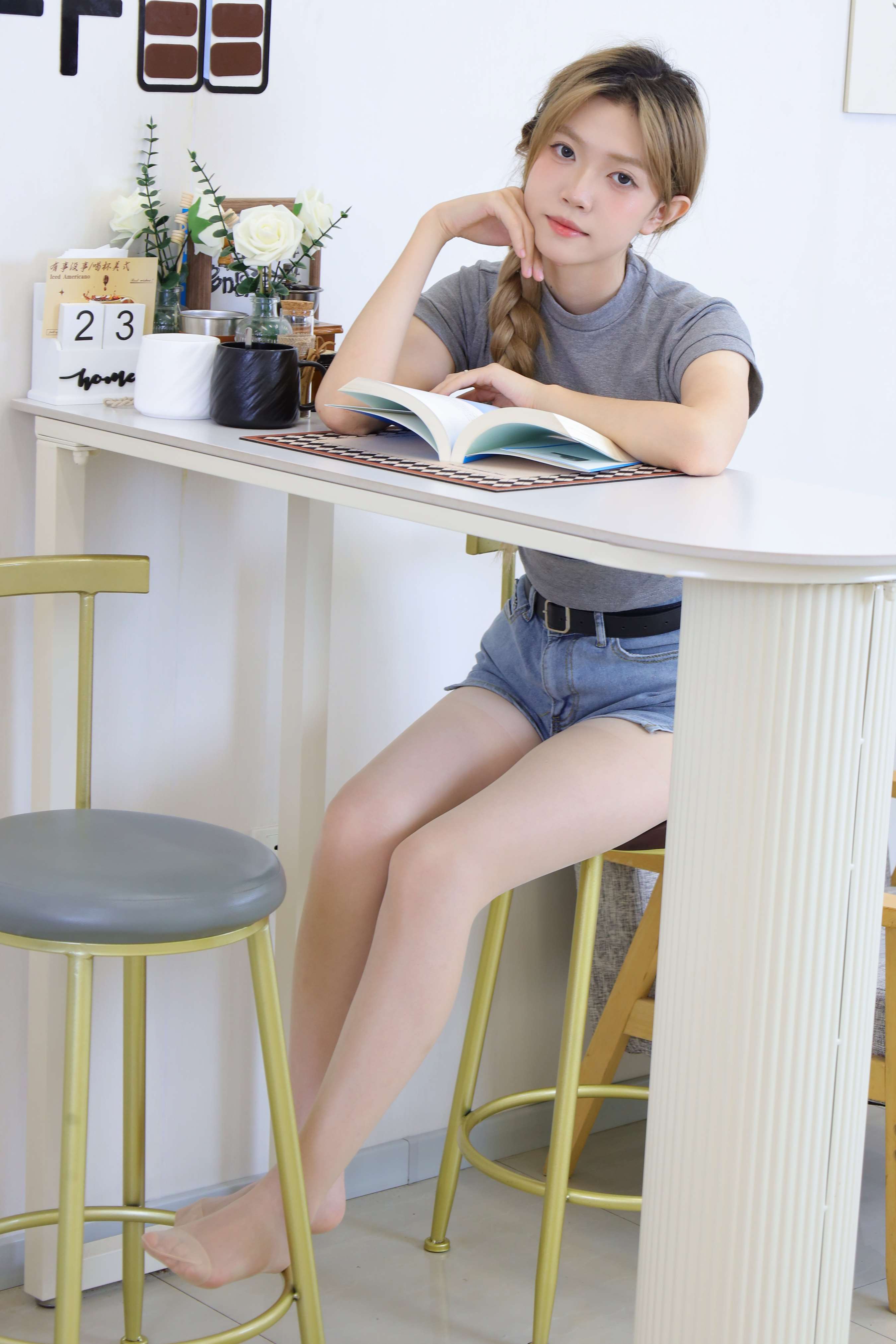 《yuuu 牛仔热裤の丝足》作品图