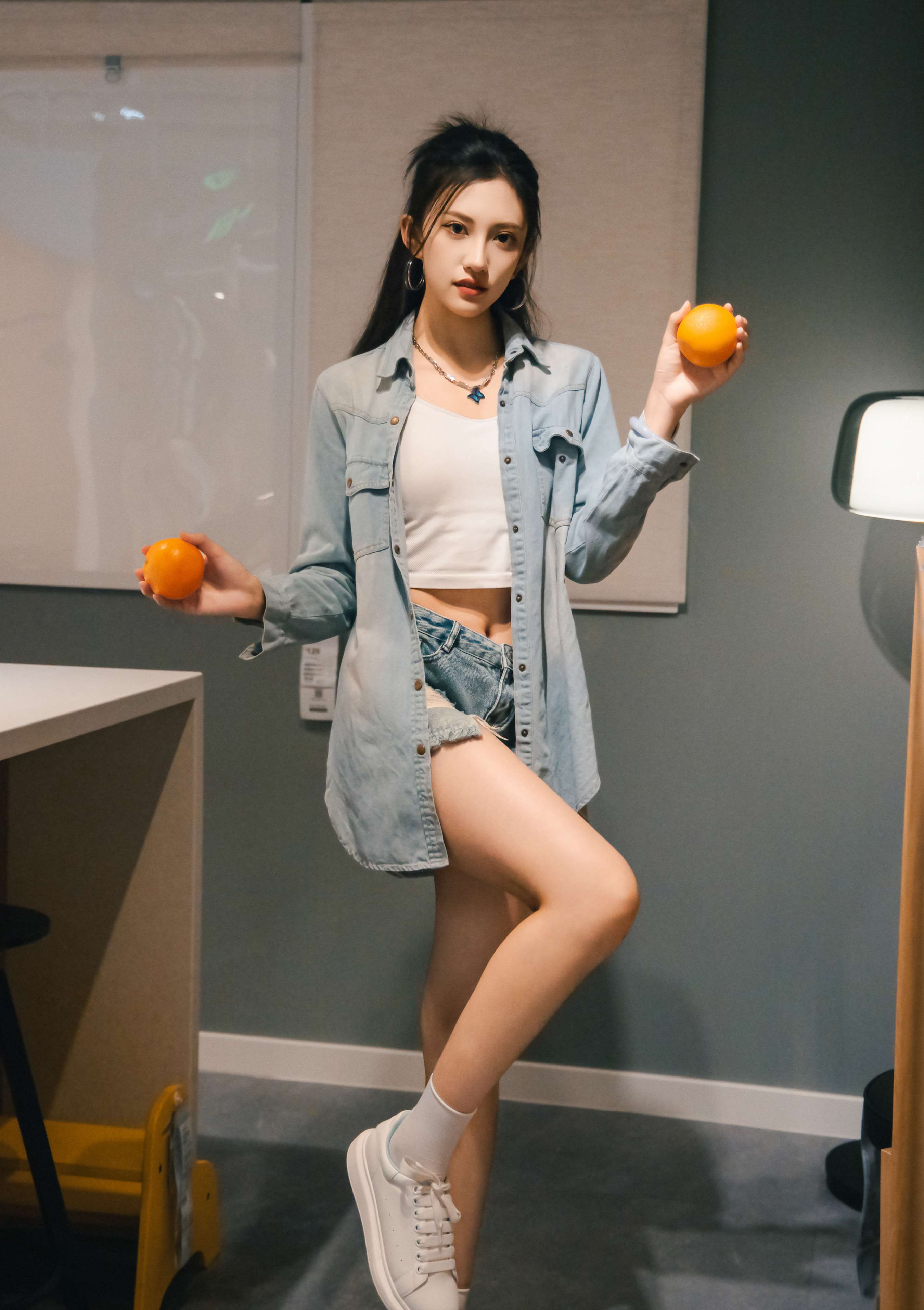 《可乐 板鞋の白棉袜、裸足》作品图